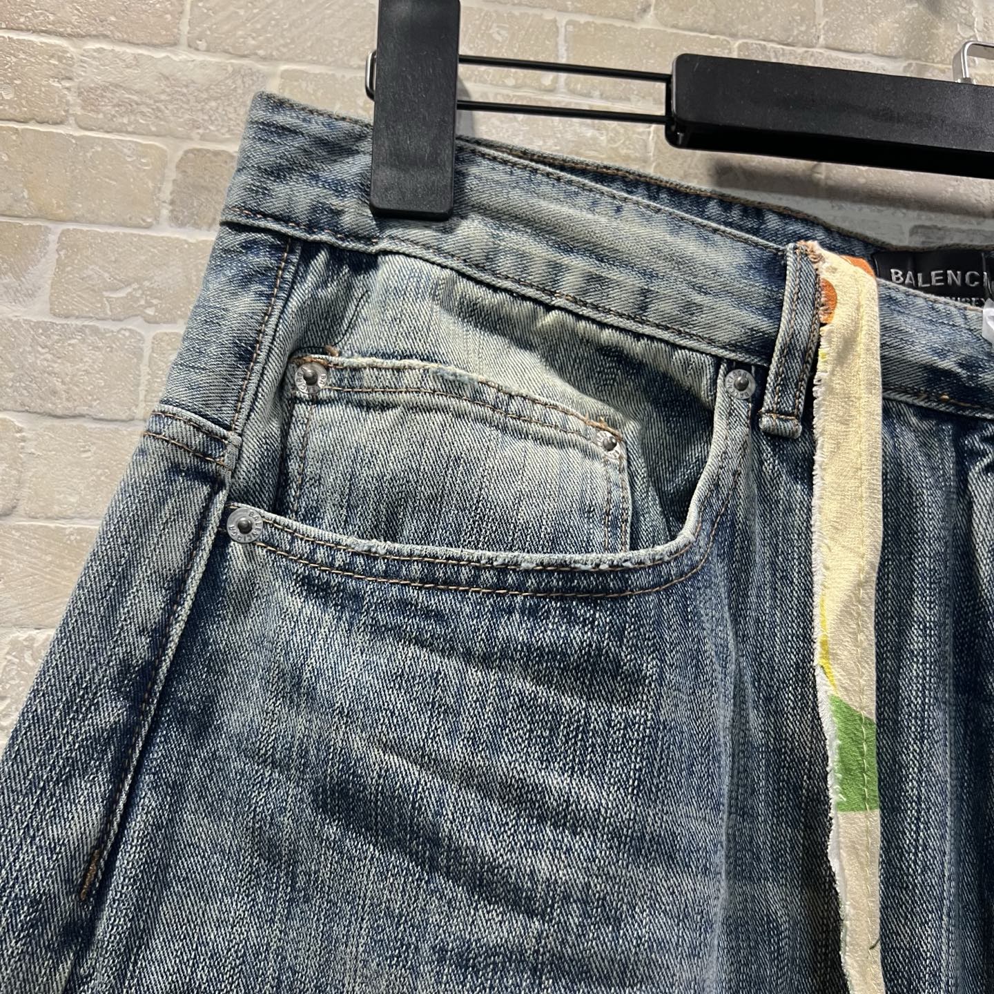 320💰（编号101）
Balenciaga巴黎世家 FW25 意大利环锭纱牛仔裤 常规版型 男款 浅蓝色
