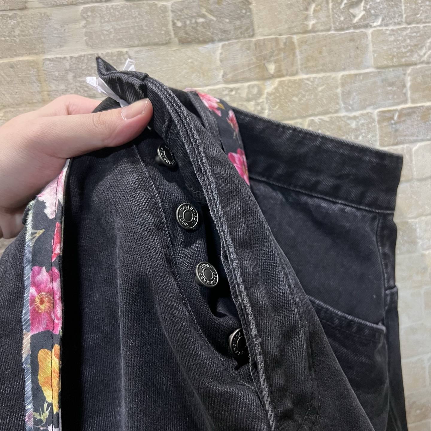 320💰（编号101）
Balenciaga巴黎世家 SS25 隐形拉链镌刻标识牛仔裤 常规版型  黑色