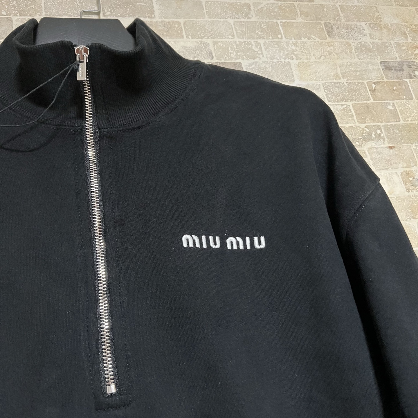 385💰（编号101）
MiuMiu MIU MIU缪缪 Logo字母抓绒拉链高领长袖卫衣 黑色半拉链小字母毛圈外套
男女同款 