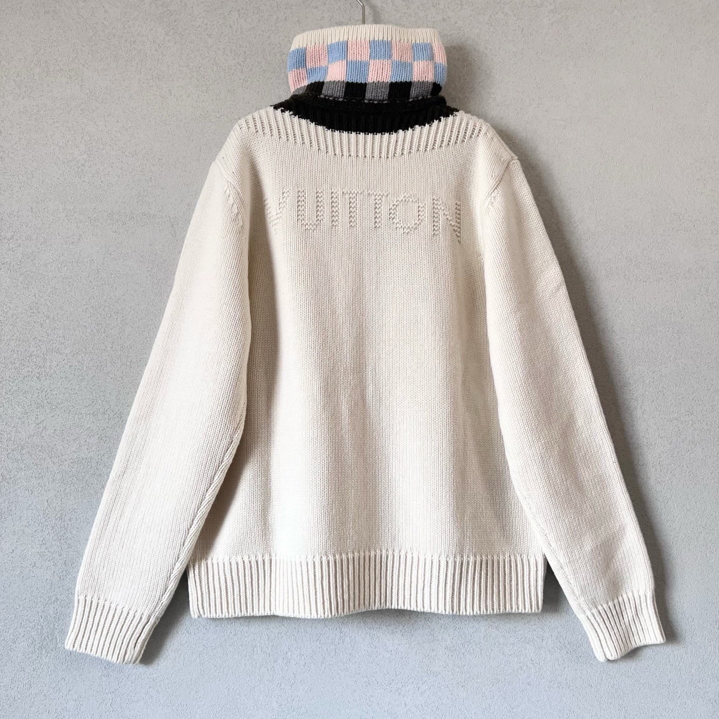 385💰（编号101）
LOUIS VUITTON SS26 春夏系列 拉链嵌花运动衫毛衣 男款 LV金标彩格高领毛衣