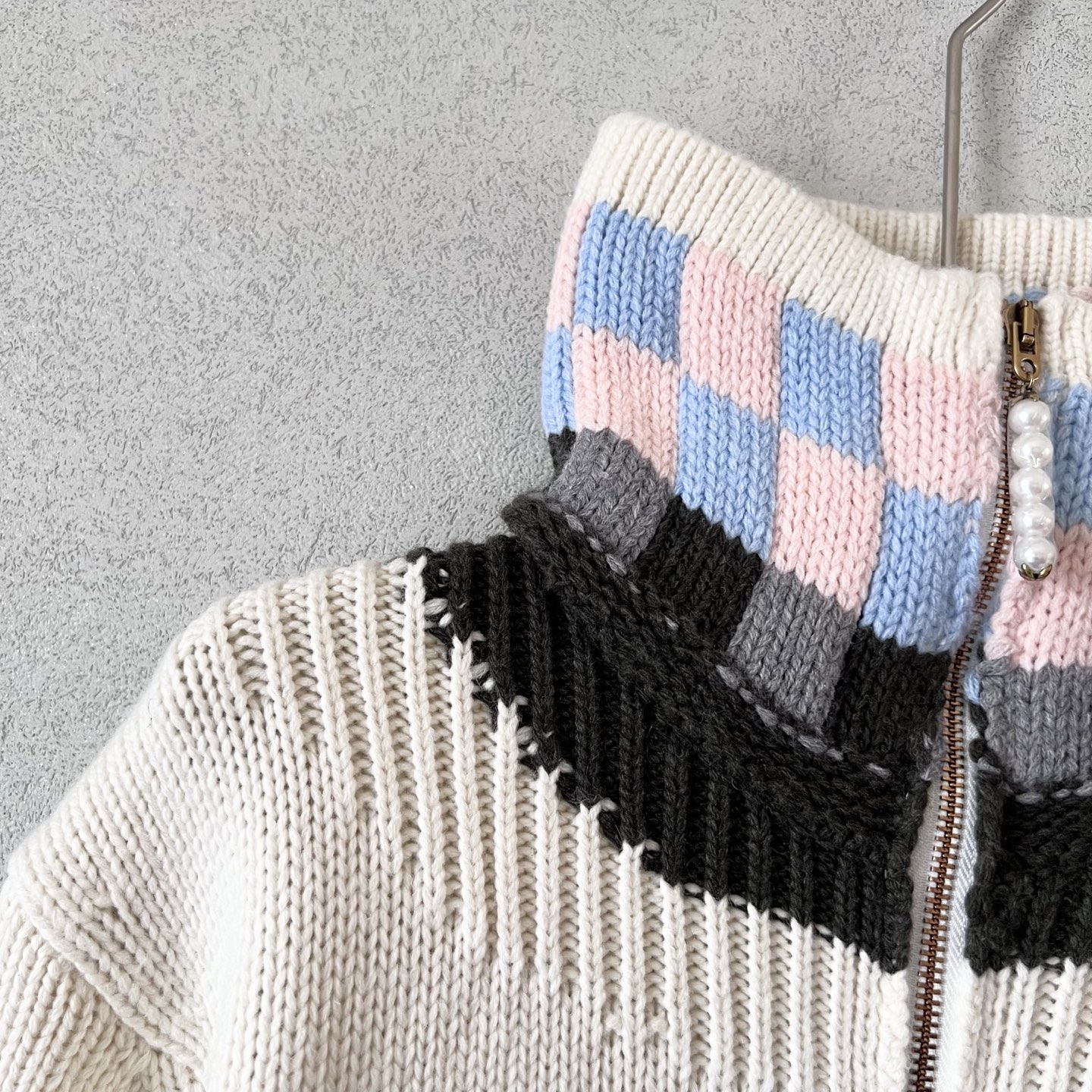 385💰（编号101）
LOUIS VUITTON SS26 春夏系列 拉链嵌花运动衫毛衣 男款 LV金标彩格高领毛衣