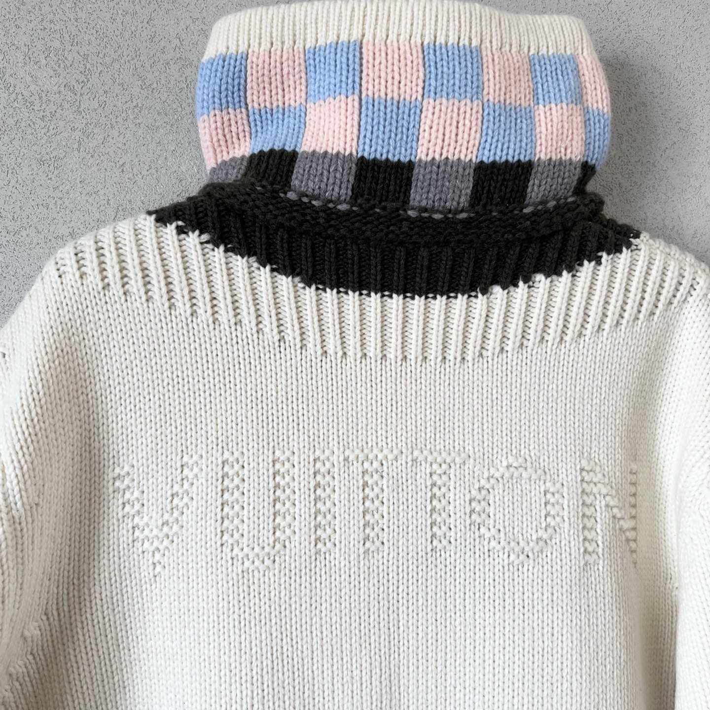 385💰（编号101）
LOUIS VUITTON SS26 春夏系列 拉链嵌花运动衫毛衣 男款 LV金标彩格高领毛衣