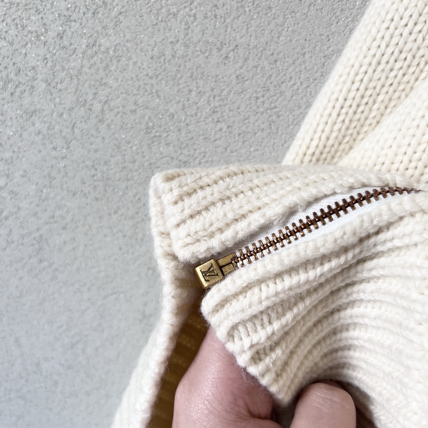 385💰（编号101）
LOUIS VUITTON SS26 春夏系列 拉链嵌花运动衫毛衣 男款 LV金标彩格高领毛衣