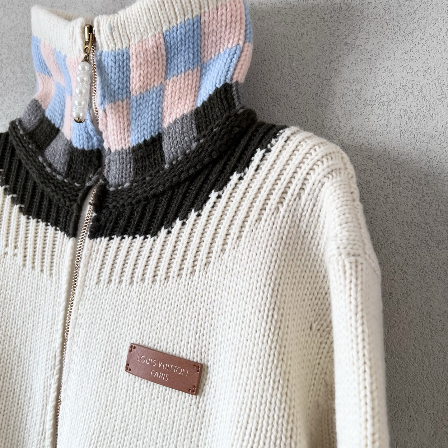 385💰（编号101）
LOUIS VUITTON SS26 春夏系列 拉链嵌花运动衫毛衣 男款 LV金标彩格高领毛衣