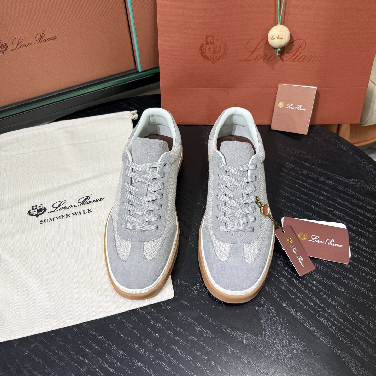 Loro Piana 诺悠翩雅Tennis walk系列 LP德训鞋 休闲 运动鞋 板鞋，全套包装高货品质
      一鞋穿四季，解锁「不费力高级」穿搭公式，在追求「少而精」的穿搭时代，一双能跨越场合、经得起时间考验的鞋履，远比十双潮流单品更值得投资。
Loro Piana对材质的挑剔，早已刻在品牌基因里。
作为品牌的隐形标识，鞋舌上的浮雕LP徽标与后跟的Kummel色嵌件低调呼应，既保留了辨识度，又契合了「低调显贵」的穿搭哲学 。经典撞色，瞬间唤醒德训鞋的复古灵魂。
    「踩在云朵上」的脚感，是奢侈品的底气，对高端鞋履而言，舒适从来都是与质感同等重要的核心。
这双麂皮德训鞋的鞋垫暗藏玄机&mdash;&mdash;柔软细腻的小牛皮搭配加厚乳胶，手捏能感受到明显的Q弹感，上脚瞬间仿佛踩在云朵上，长时间行走也毫无负担。
鞋底选用高韧性橡胶材质，经过特殊工艺处理后，既保持了轻盈质感，又强化了防滑抓地力，无论是都市通勤还是户外漫步都稳当安心 。

在快消潮流迭代的当下，Loro Piana用一双麂皮德训鞋诠释了「长久主义」的穿搭美学：它不追逐转瞬即逝的热点，却能用顶级材质、精湛工艺与百搭属性，成为陪伴多年的衣橱主力。
对懂得品质的人来说，好的鞋履从不是炫耀的符号，而是藏在日常里的舒适与体面。
垫脚：头层小牛皮一体成型
Size：女36-40，男38-45，46 可定