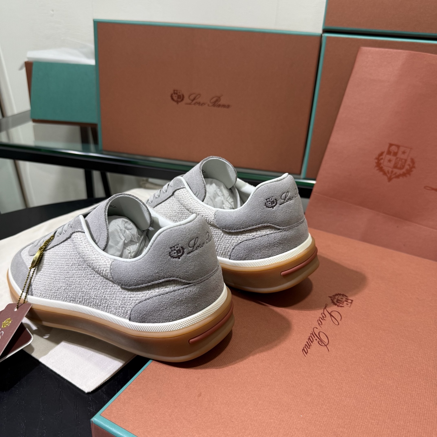 Loro Piana 诺悠翩雅Tennis walk系列 LP德训鞋 休闲 运动鞋 板鞋，全套包装高货品质
      一鞋穿四季，解锁「不费力高级」穿搭公式，在追求「少而精」的穿搭时代，一双能跨越场合、经得起时间考验的鞋履，远比十双潮流单品更值得投资。
Loro Piana对材质的挑剔，早已刻在品牌基因里。
作为品牌的隐形标识，鞋舌上的浮雕LP徽标与后跟的Kummel色嵌件低调呼应，既保留了辨识度，又契合了「低调显贵」的穿搭哲学 。经典撞色，瞬间唤醒德训鞋的复古灵魂。
    「踩在云朵上」的脚感，是奢侈品的底气，对高端鞋履而言，舒适从来都是与质感同等重要的核心。
这双麂皮德训鞋的鞋垫暗藏玄机&mdash;&mdash;柔软细腻的小牛皮搭配加厚乳胶，手捏能感受到明显的Q弹感，上脚瞬间仿佛踩在云朵上，长时间行走也毫无负担。
鞋底选用高韧性橡胶材质，经过特殊工艺处理后，既保持了轻盈质感，又强化了防滑抓地力，无论是都市通勤还是户外漫步都稳当安心 。

在快消潮流迭代的当下，Loro Piana用一双麂皮德训鞋诠释了「长久主义」的穿搭美学：它不追逐转瞬即逝的热点，却能用顶级材质、精湛工艺与百搭属性，成为陪伴多年的衣橱主力。
对懂得品质的人来说，好的鞋履从不是炫耀的符号，而是藏在日常里的舒适与体面。
垫脚：头层小牛皮一体成型
Size：女36-40，男38-45，46 可定