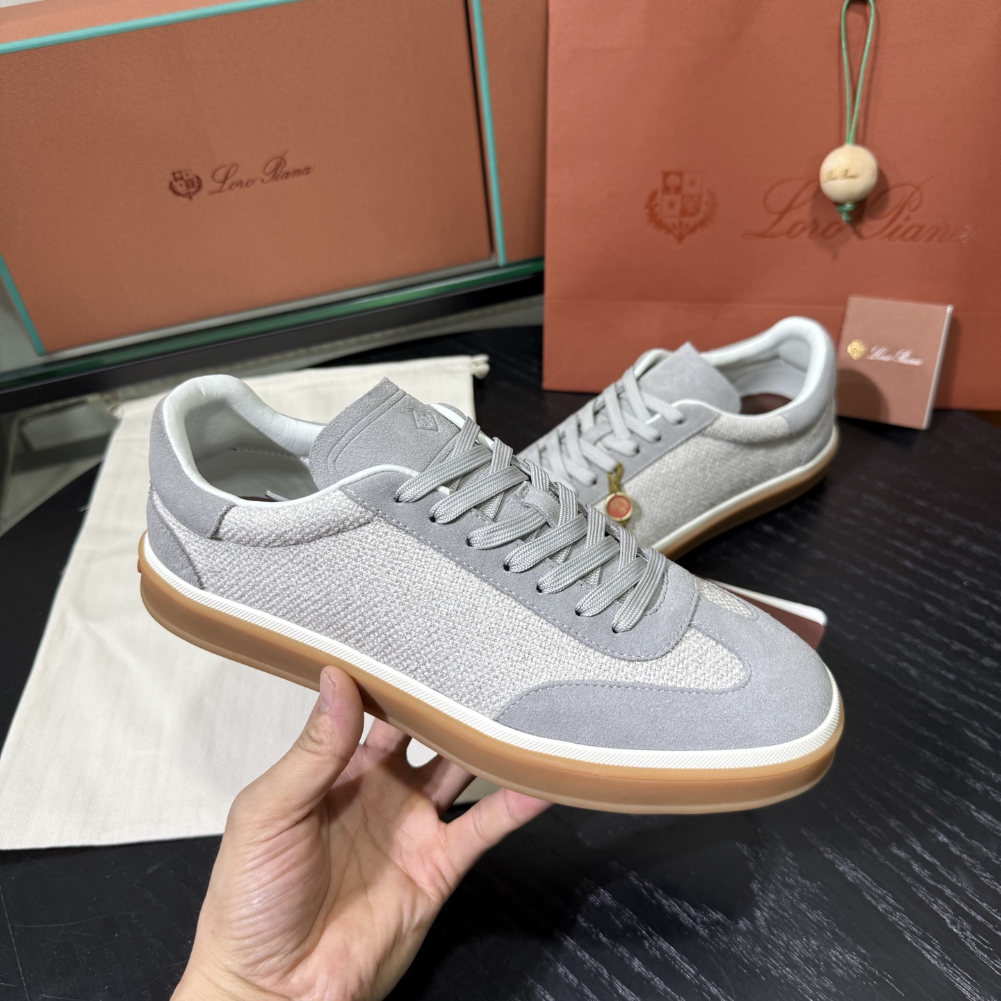 Loro Piana 诺悠翩雅Tennis walk系列 LP德训鞋 休闲 运动鞋 板鞋，全套包装高货品质
      一鞋穿四季，解锁「不费力高级」穿搭公式，在追求「少而精」的穿搭时代，一双能跨越场合、经得起时间考验的鞋履，远比十双潮流单品更值得投资。
Loro Piana对材质的挑剔，早已刻在品牌基因里。
作为品牌的隐形标识，鞋舌上的浮雕LP徽标与后跟的Kummel色嵌件低调呼应，既保留了辨识度，又契合了「低调显贵」的穿搭哲学 。经典撞色，瞬间唤醒德训鞋的复古灵魂。
    「踩在云朵上」的脚感，是奢侈品的底气，对高端鞋履而言，舒适从来都是与质感同等重要的核心。
这双麂皮德训鞋的鞋垫暗藏玄机&mdash;&mdash;柔软细腻的小牛皮搭配加厚乳胶，手捏能感受到明显的Q弹感，上脚瞬间仿佛踩在云朵上，长时间行走也毫无负担。
鞋底选用高韧性橡胶材质，经过特殊工艺处理后，既保持了轻盈质感，又强化了防滑抓地力，无论是都市通勤还是户外漫步都稳当安心 。

在快消潮流迭代的当下，Loro Piana用一双麂皮德训鞋诠释了「长久主义」的穿搭美学：它不追逐转瞬即逝的热点，却能用顶级材质、精湛工艺与百搭属性，成为陪伴多年的衣橱主力。
对懂得品质的人来说，好的鞋履从不是炫耀的符号，而是藏在日常里的舒适与体面。
垫脚：头层小牛皮一体成型
Size：女36-40，男38-45，46 可定