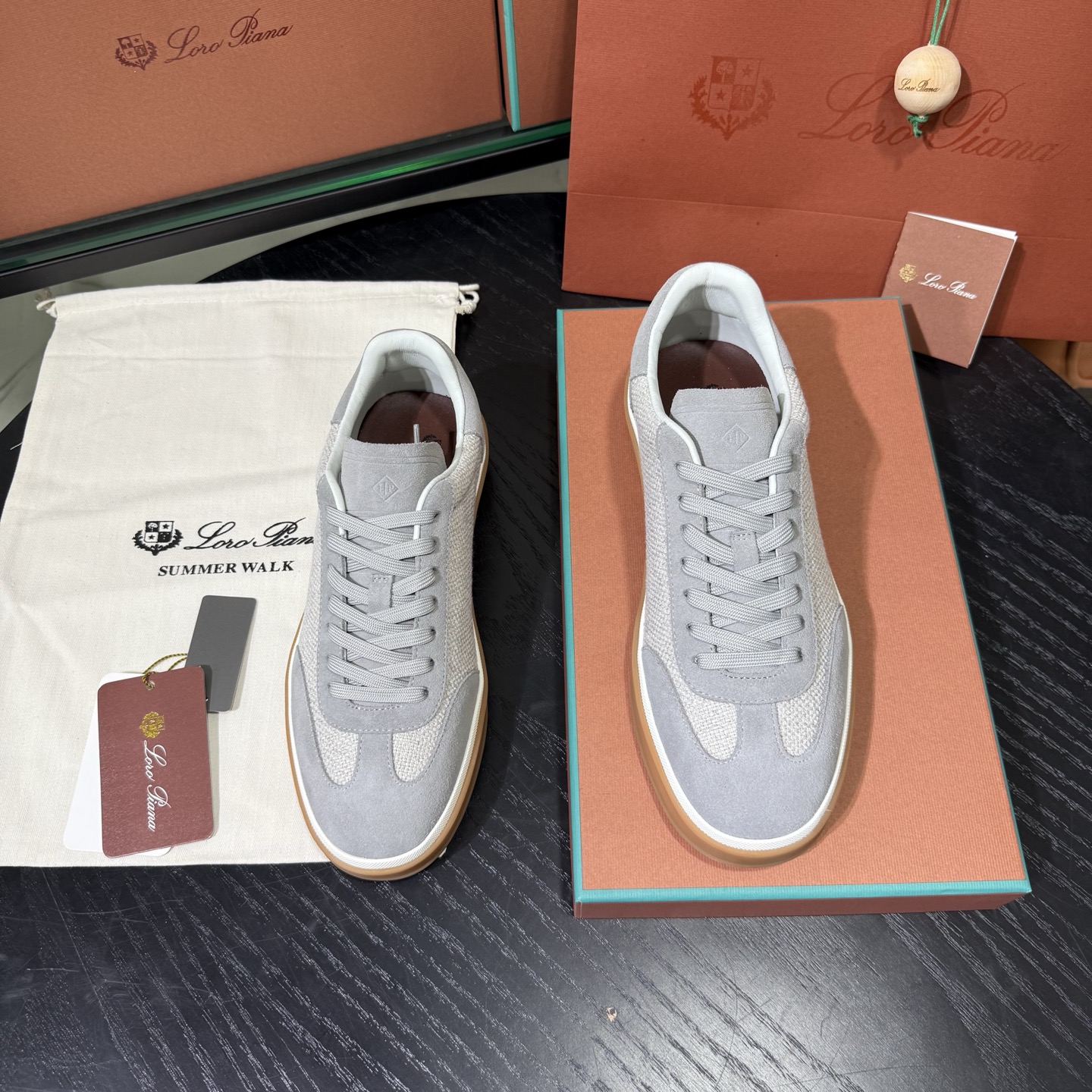 Loro Piana 诺悠翩雅Tennis walk系列 LP德训鞋 休闲 运动鞋 板鞋，全套包装高货品质
      一鞋穿四季，解锁「不费力高级」穿搭公式，在追求「少而精」的穿搭时代，一双能跨越场合、经得起时间考验的鞋履，远比十双潮流单品更值得投资。
Loro Piana对材质的挑剔，早已刻在品牌基因里。
作为品牌的隐形标识，鞋舌上的浮雕LP徽标与后跟的Kummel色嵌件低调呼应，既保留了辨识度，又契合了「低调显贵」的穿搭哲学 。经典撞色，瞬间唤醒德训鞋的复古灵魂。
    「踩在云朵上」的脚感，是奢侈品的底气，对高端鞋履而言，舒适从来都是与质感同等重要的核心。
这双麂皮德训鞋的鞋垫暗藏玄机&mdash;&mdash;柔软细腻的小牛皮搭配加厚乳胶，手捏能感受到明显的Q弹感，上脚瞬间仿佛踩在云朵上，长时间行走也毫无负担。
鞋底选用高韧性橡胶材质，经过特殊工艺处理后，既保持了轻盈质感，又强化了防滑抓地力，无论是都市通勤还是户外漫步都稳当安心 。

在快消潮流迭代的当下，Loro Piana用一双麂皮德训鞋诠释了「长久主义」的穿搭美学：它不追逐转瞬即逝的热点，却能用顶级材质、精湛工艺与百搭属性，成为陪伴多年的衣橱主力。
对懂得品质的人来说，好的鞋履从不是炫耀的符号，而是藏在日常里的舒适与体面。
垫脚：头层小牛皮一体成型
Size：女36-40，男38-45，46 可定