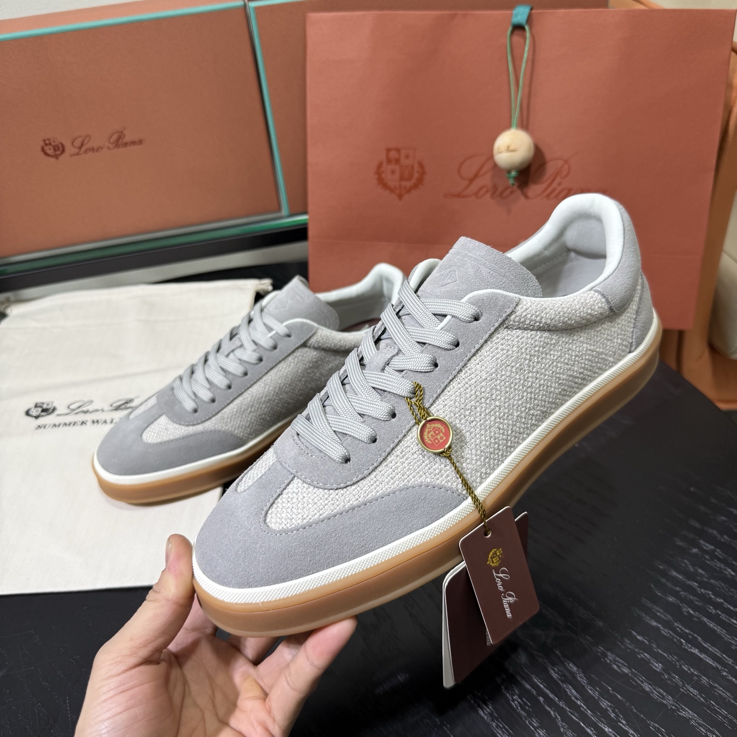Loro Piana 诺悠翩雅Tennis walk系列 LP德训鞋 休闲 运动鞋 板鞋，全套包装高货品质
      一鞋穿四季，解锁「不费力高级」穿搭公式，在追求「少而精」的穿搭时代，一双能跨越场合、经得起时间考验的鞋履，远比十双潮流单品更值得投资。
Loro Piana对材质的挑剔，早已刻在品牌基因里。
作为品牌的隐形标识，鞋舌上的浮雕LP徽标与后跟的Kummel色嵌件低调呼应，既保留了辨识度，又契合了「低调显贵」的穿搭哲学 。经典撞色，瞬间唤醒德训鞋的复古灵魂。
    「踩在云朵上」的脚感，是奢侈品的底气，对高端鞋履而言，舒适从来都是与质感同等重要的核心。
这双麂皮德训鞋的鞋垫暗藏玄机&mdash;&mdash;柔软细腻的小牛皮搭配加厚乳胶，手捏能感受到明显的Q弹感，上脚瞬间仿佛踩在云朵上，长时间行走也毫无负担。
鞋底选用高韧性橡胶材质，经过特殊工艺处理后，既保持了轻盈质感，又强化了防滑抓地力，无论是都市通勤还是户外漫步都稳当安心 。

在快消潮流迭代的当下，Loro Piana用一双麂皮德训鞋诠释了「长久主义」的穿搭美学：它不追逐转瞬即逝的热点，却能用顶级材质、精湛工艺与百搭属性，成为陪伴多年的衣橱主力。
对懂得品质的人来说，好的鞋履从不是炫耀的符号，而是藏在日常里的舒适与体面。
垫脚：头层小牛皮一体成型
Size：女36-40，男38-45，46 可定