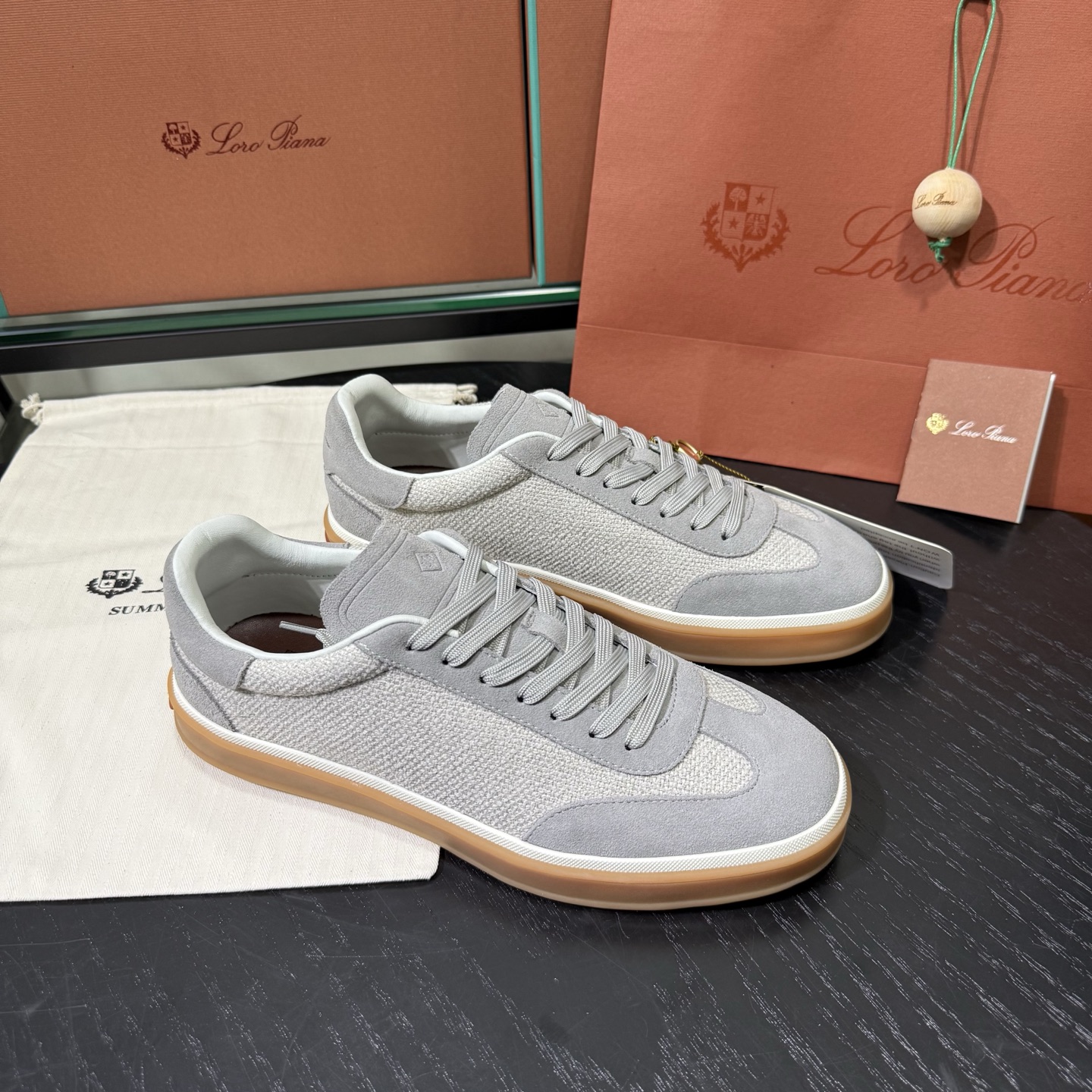 Loro Piana 诺悠翩雅Tennis walk系列 LP德训鞋 休闲 运动鞋 板鞋，全套包装高货品质
      一鞋穿四季，解锁「不费力高级」穿搭公式，在追求「少而精」的穿搭时代，一双能跨越场合、经得起时间考验的鞋履，远比十双潮流单品更值得投资。
Loro Piana对材质的挑剔，早已刻在品牌基因里。
作为品牌的隐形标识，鞋舌上的浮雕LP徽标与后跟的Kummel色嵌件低调呼应，既保留了辨识度，又契合了「低调显贵」的穿搭哲学 。经典撞色，瞬间唤醒德训鞋的复古灵魂。
    「踩在云朵上」的脚感，是奢侈品的底气，对高端鞋履而言，舒适从来都是与质感同等重要的核心。
这双麂皮德训鞋的鞋垫暗藏玄机&mdash;&mdash;柔软细腻的小牛皮搭配加厚乳胶，手捏能感受到明显的Q弹感，上脚瞬间仿佛踩在云朵上，长时间行走也毫无负担。
鞋底选用高韧性橡胶材质，经过特殊工艺处理后，既保持了轻盈质感，又强化了防滑抓地力，无论是都市通勤还是户外漫步都稳当安心 。

在快消潮流迭代的当下，Loro Piana用一双麂皮德训鞋诠释了「长久主义」的穿搭美学：它不追逐转瞬即逝的热点，却能用顶级材质、精湛工艺与百搭属性，成为陪伴多年的衣橱主力。
对懂得品质的人来说，好的鞋履从不是炫耀的符号，而是藏在日常里的舒适与体面。
垫脚：头层小牛皮一体成型
Size：女36-40，男38-45，46 可定