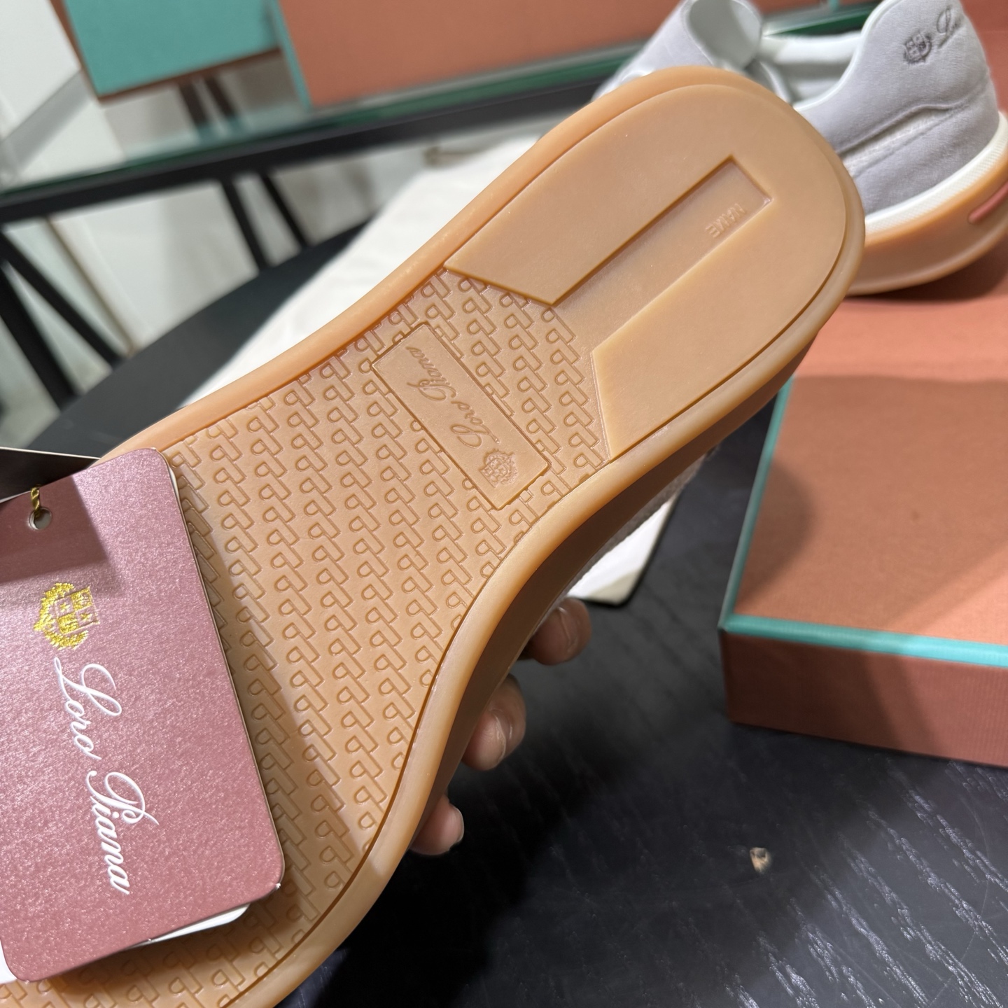 Loro Piana 诺悠翩雅Tennis walk系列 LP德训鞋 休闲 运动鞋 板鞋，全套包装高货品质
      一鞋穿四季，解锁「不费力高级」穿搭公式，在追求「少而精」的穿搭时代，一双能跨越场合、经得起时间考验的鞋履，远比十双潮流单品更值得投资。
Loro Piana对材质的挑剔，早已刻在品牌基因里。
作为品牌的隐形标识，鞋舌上的浮雕LP徽标与后跟的Kummel色嵌件低调呼应，既保留了辨识度，又契合了「低调显贵」的穿搭哲学 。经典撞色，瞬间唤醒德训鞋的复古灵魂。
    「踩在云朵上」的脚感，是奢侈品的底气，对高端鞋履而言，舒适从来都是与质感同等重要的核心。
这双麂皮德训鞋的鞋垫暗藏玄机&mdash;&mdash;柔软细腻的小牛皮搭配加厚乳胶，手捏能感受到明显的Q弹感，上脚瞬间仿佛踩在云朵上，长时间行走也毫无负担。
鞋底选用高韧性橡胶材质，经过特殊工艺处理后，既保持了轻盈质感，又强化了防滑抓地力，无论是都市通勤还是户外漫步都稳当安心 。

在快消潮流迭代的当下，Loro Piana用一双麂皮德训鞋诠释了「长久主义」的穿搭美学：它不追逐转瞬即逝的热点，却能用顶级材质、精湛工艺与百搭属性，成为陪伴多年的衣橱主力。
对懂得品质的人来说，好的鞋履从不是炫耀的符号，而是藏在日常里的舒适与体面。
垫脚：头层小牛皮一体成型
Size：女36-40，男38-45，46 可定