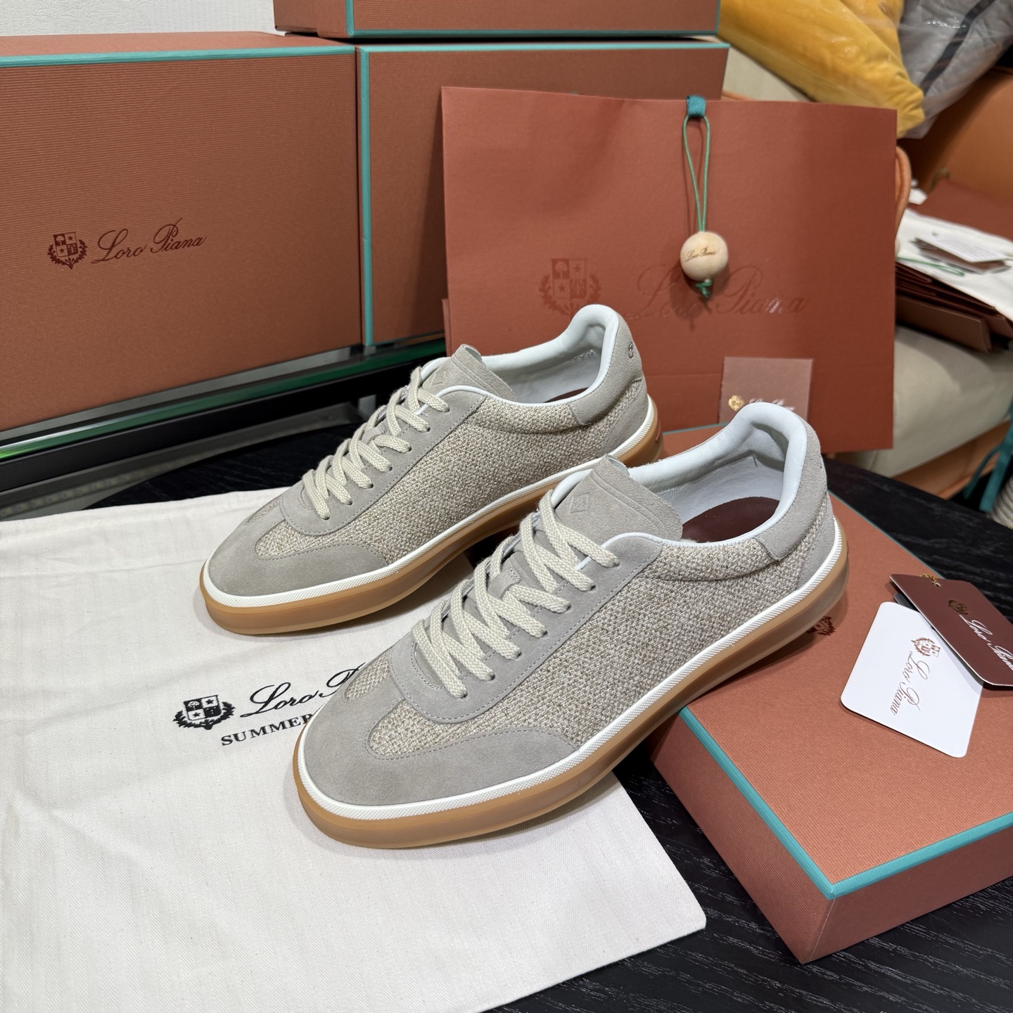 Loro Piana 诺悠翩雅Tennis walk系列 LP德训鞋 休闲 运动鞋 板鞋，全套包装高货品质
      一鞋穿四季，解锁「不费力高级」穿搭公式，在追求「少而精」的穿搭时代，一双能跨越场合、经得起时间考验的鞋履，远比十双潮流单品更值得投资。
Loro Piana对材质的挑剔，早已刻在品牌基因里。
作为品牌的隐形标识，鞋舌上的浮雕LP徽标与后跟的Kummel色嵌件低调呼应，既保留了辨识度，又契合了「低调显贵」的穿搭哲学 。经典撞色，瞬间唤醒德训鞋的复古灵魂。
    「踩在云朵上」的脚感，是奢侈品的底气，对高端鞋履而言，舒适从来都是与质感同等重要的核心。
这双麂皮德训鞋的鞋垫暗藏玄机&mdash;&mdash;柔软细腻的小牛皮搭配加厚乳胶，手捏能感受到明显的Q弹感，上脚瞬间仿佛踩在云朵上，长时间行走也毫无负担。
鞋底选用高韧性橡胶材质，经过特殊工艺处理后，既保持了轻盈质感，又强化了防滑抓地力，无论是都市通勤还是户外漫步都稳当安心 。

在快消潮流迭代的当下，Loro Piana用一双麂皮德训鞋诠释了「长久主义」的穿搭美学：它不追逐转瞬即逝的热点，却能用顶级材质、精湛工艺与百搭属性，成为陪伴多年的衣橱主力。
对懂得品质的人来说，好的鞋履从不是炫耀的符号，而是藏在日常里的舒适与体面。
垫脚：头层小牛皮一体成型
Size：女36-40，男38-45，46 可定