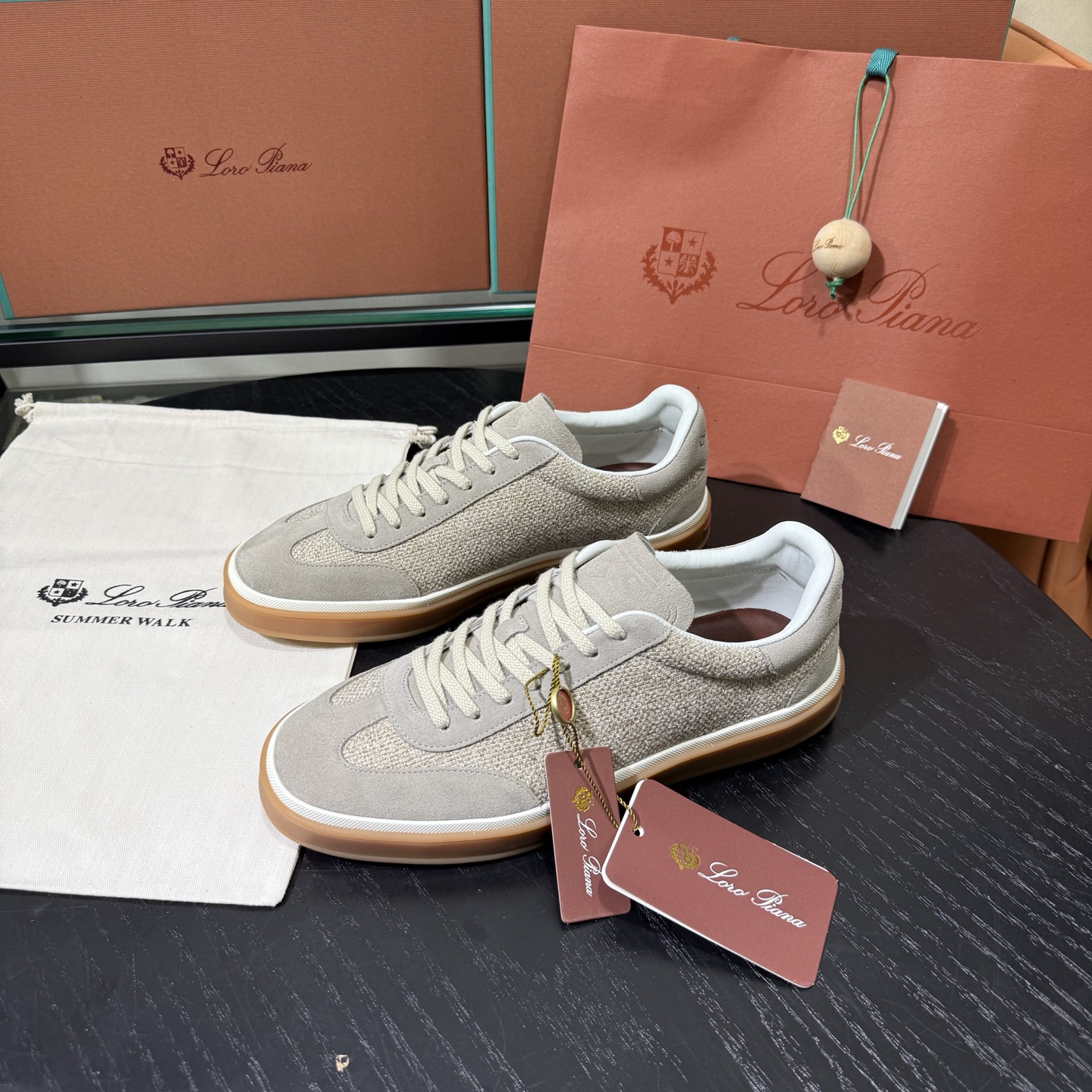 Loro Piana 诺悠翩雅Tennis walk系列 LP德训鞋 休闲 运动鞋 板鞋，全套包装高货品质
      一鞋穿四季，解锁「不费力高级」穿搭公式，在追求「少而精」的穿搭时代，一双能跨越场合、经得起时间考验的鞋履，远比十双潮流单品更值得投资。
Loro Piana对材质的挑剔，早已刻在品牌基因里。
作为品牌的隐形标识，鞋舌上的浮雕LP徽标与后跟的Kummel色嵌件低调呼应，既保留了辨识度，又契合了「低调显贵」的穿搭哲学 。经典撞色，瞬间唤醒德训鞋的复古灵魂。
    「踩在云朵上」的脚感，是奢侈品的底气，对高端鞋履而言，舒适从来都是与质感同等重要的核心。
这双麂皮德训鞋的鞋垫暗藏玄机&mdash;&mdash;柔软细腻的小牛皮搭配加厚乳胶，手捏能感受到明显的Q弹感，上脚瞬间仿佛踩在云朵上，长时间行走也毫无负担。
鞋底选用高韧性橡胶材质，经过特殊工艺处理后，既保持了轻盈质感，又强化了防滑抓地力，无论是都市通勤还是户外漫步都稳当安心 。

在快消潮流迭代的当下，Loro Piana用一双麂皮德训鞋诠释了「长久主义」的穿搭美学：它不追逐转瞬即逝的热点，却能用顶级材质、精湛工艺与百搭属性，成为陪伴多年的衣橱主力。
对懂得品质的人来说，好的鞋履从不是炫耀的符号，而是藏在日常里的舒适与体面。
垫脚：头层小牛皮一体成型
Size：女36-40，男38-45，46 可定
