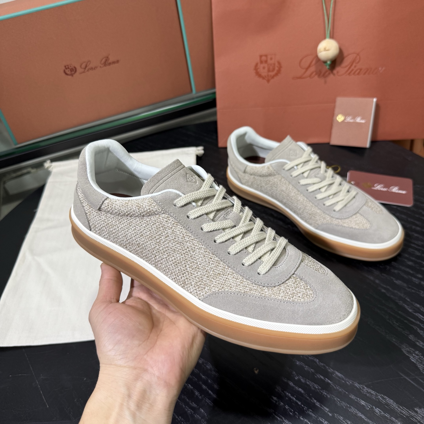 Loro Piana 诺悠翩雅Tennis walk系列 LP德训鞋 休闲 运动鞋 板鞋，全套包装高货品质
      一鞋穿四季，解锁「不费力高级」穿搭公式，在追求「少而精」的穿搭时代，一双能跨越场合、经得起时间考验的鞋履，远比十双潮流单品更值得投资。
Loro Piana对材质的挑剔，早已刻在品牌基因里。
作为品牌的隐形标识，鞋舌上的浮雕LP徽标与后跟的Kummel色嵌件低调呼应，既保留了辨识度，又契合了「低调显贵」的穿搭哲学 。经典撞色，瞬间唤醒德训鞋的复古灵魂。
    「踩在云朵上」的脚感，是奢侈品的底气，对高端鞋履而言，舒适从来都是与质感同等重要的核心。
这双麂皮德训鞋的鞋垫暗藏玄机&mdash;&mdash;柔软细腻的小牛皮搭配加厚乳胶，手捏能感受到明显的Q弹感，上脚瞬间仿佛踩在云朵上，长时间行走也毫无负担。
鞋底选用高韧性橡胶材质，经过特殊工艺处理后，既保持了轻盈质感，又强化了防滑抓地力，无论是都市通勤还是户外漫步都稳当安心 。

在快消潮流迭代的当下，Loro Piana用一双麂皮德训鞋诠释了「长久主义」的穿搭美学：它不追逐转瞬即逝的热点，却能用顶级材质、精湛工艺与百搭属性，成为陪伴多年的衣橱主力。
对懂得品质的人来说，好的鞋履从不是炫耀的符号，而是藏在日常里的舒适与体面。
垫脚：头层小牛皮一体成型
Size：女36-40，男38-45，46 可定