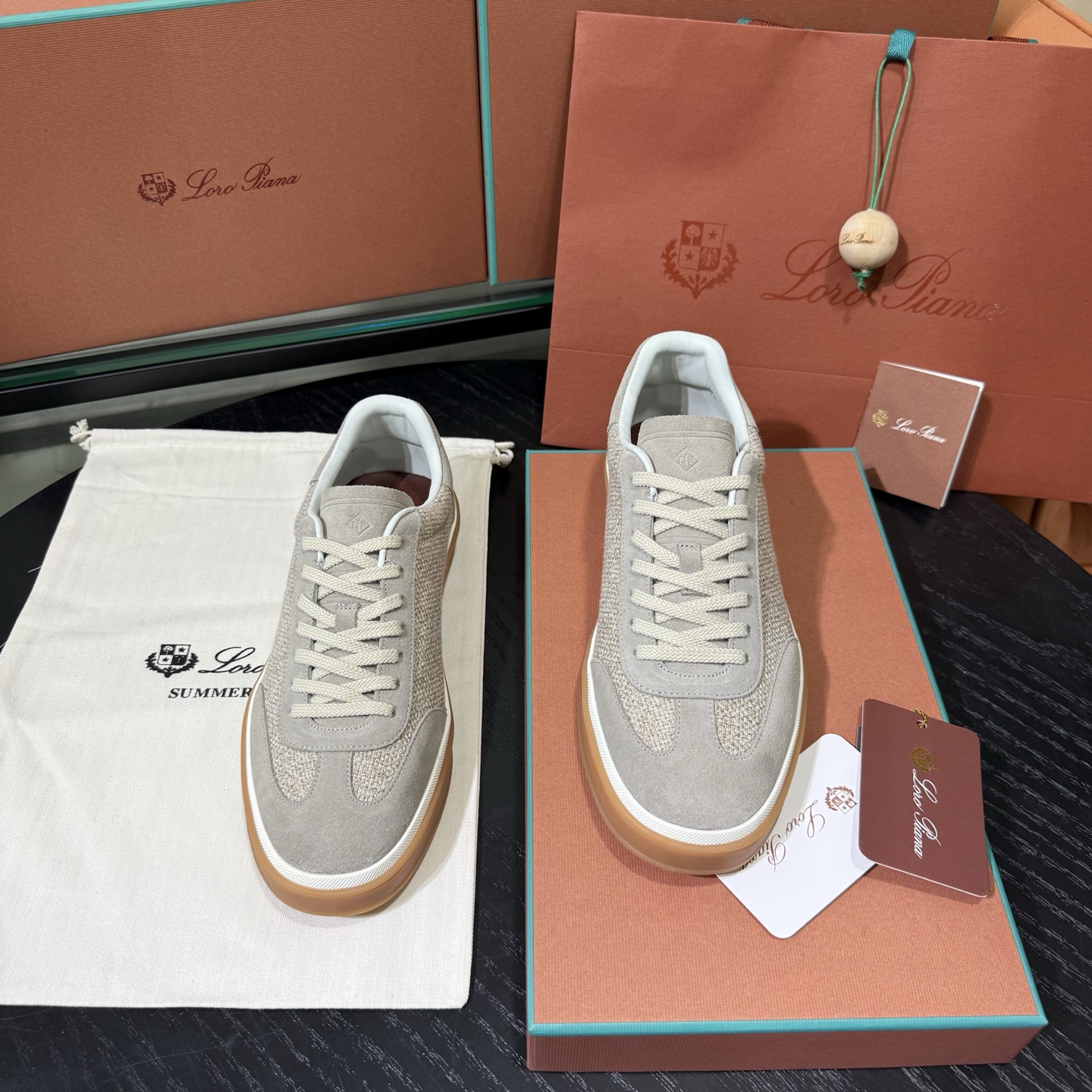 Loro Piana 诺悠翩雅Tennis walk系列 LP德训鞋 休闲 运动鞋 板鞋，全套包装高货品质
      一鞋穿四季，解锁「不费力高级」穿搭公式，在追求「少而精」的穿搭时代，一双能跨越场合、经得起时间考验的鞋履，远比十双潮流单品更值得投资。
Loro Piana对材质的挑剔，早已刻在品牌基因里。
作为品牌的隐形标识，鞋舌上的浮雕LP徽标与后跟的Kummel色嵌件低调呼应，既保留了辨识度，又契合了「低调显贵」的穿搭哲学 。经典撞色，瞬间唤醒德训鞋的复古灵魂。
    「踩在云朵上」的脚感，是奢侈品的底气，对高端鞋履而言，舒适从来都是与质感同等重要的核心。
这双麂皮德训鞋的鞋垫暗藏玄机&mdash;&mdash;柔软细腻的小牛皮搭配加厚乳胶，手捏能感受到明显的Q弹感，上脚瞬间仿佛踩在云朵上，长时间行走也毫无负担。
鞋底选用高韧性橡胶材质，经过特殊工艺处理后，既保持了轻盈质感，又强化了防滑抓地力，无论是都市通勤还是户外漫步都稳当安心 。

在快消潮流迭代的当下，Loro Piana用一双麂皮德训鞋诠释了「长久主义」的穿搭美学：它不追逐转瞬即逝的热点，却能用顶级材质、精湛工艺与百搭属性，成为陪伴多年的衣橱主力。
对懂得品质的人来说，好的鞋履从不是炫耀的符号，而是藏在日常里的舒适与体面。
垫脚：头层小牛皮一体成型
Size：女36-40，男38-45，46 可定