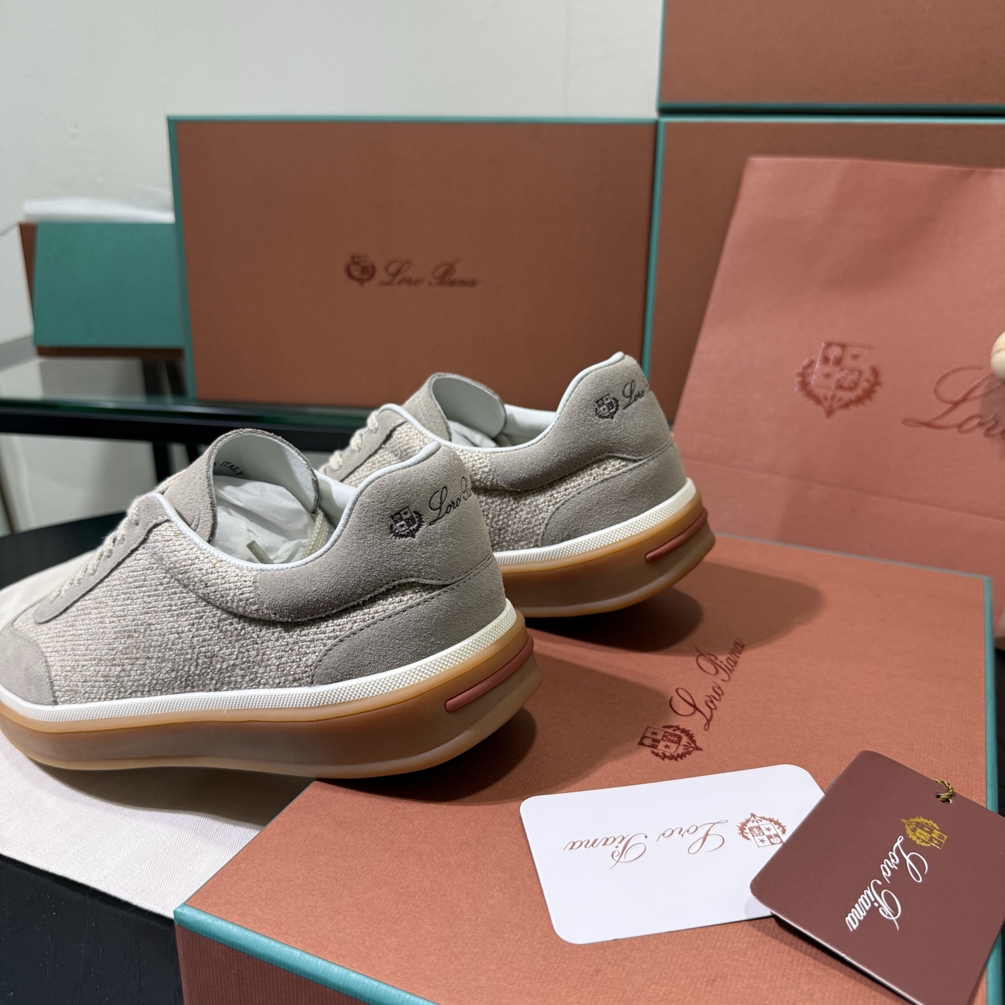 Loro Piana 诺悠翩雅Tennis walk系列 LP德训鞋 休闲 运动鞋 板鞋，全套包装高货品质
      一鞋穿四季，解锁「不费力高级」穿搭公式，在追求「少而精」的穿搭时代，一双能跨越场合、经得起时间考验的鞋履，远比十双潮流单品更值得投资。
Loro Piana对材质的挑剔，早已刻在品牌基因里。
作为品牌的隐形标识，鞋舌上的浮雕LP徽标与后跟的Kummel色嵌件低调呼应，既保留了辨识度，又契合了「低调显贵」的穿搭哲学 。经典撞色，瞬间唤醒德训鞋的复古灵魂。
    「踩在云朵上」的脚感，是奢侈品的底气，对高端鞋履而言，舒适从来都是与质感同等重要的核心。
这双麂皮德训鞋的鞋垫暗藏玄机&mdash;&mdash;柔软细腻的小牛皮搭配加厚乳胶，手捏能感受到明显的Q弹感，上脚瞬间仿佛踩在云朵上，长时间行走也毫无负担。
鞋底选用高韧性橡胶材质，经过特殊工艺处理后，既保持了轻盈质感，又强化了防滑抓地力，无论是都市通勤还是户外漫步都稳当安心 。

在快消潮流迭代的当下，Loro Piana用一双麂皮德训鞋诠释了「长久主义」的穿搭美学：它不追逐转瞬即逝的热点，却能用顶级材质、精湛工艺与百搭属性，成为陪伴多年的衣橱主力。
对懂得品质的人来说，好的鞋履从不是炫耀的符号，而是藏在日常里的舒适与体面。
垫脚：头层小牛皮一体成型
Size：女36-40，男38-45，46 可定