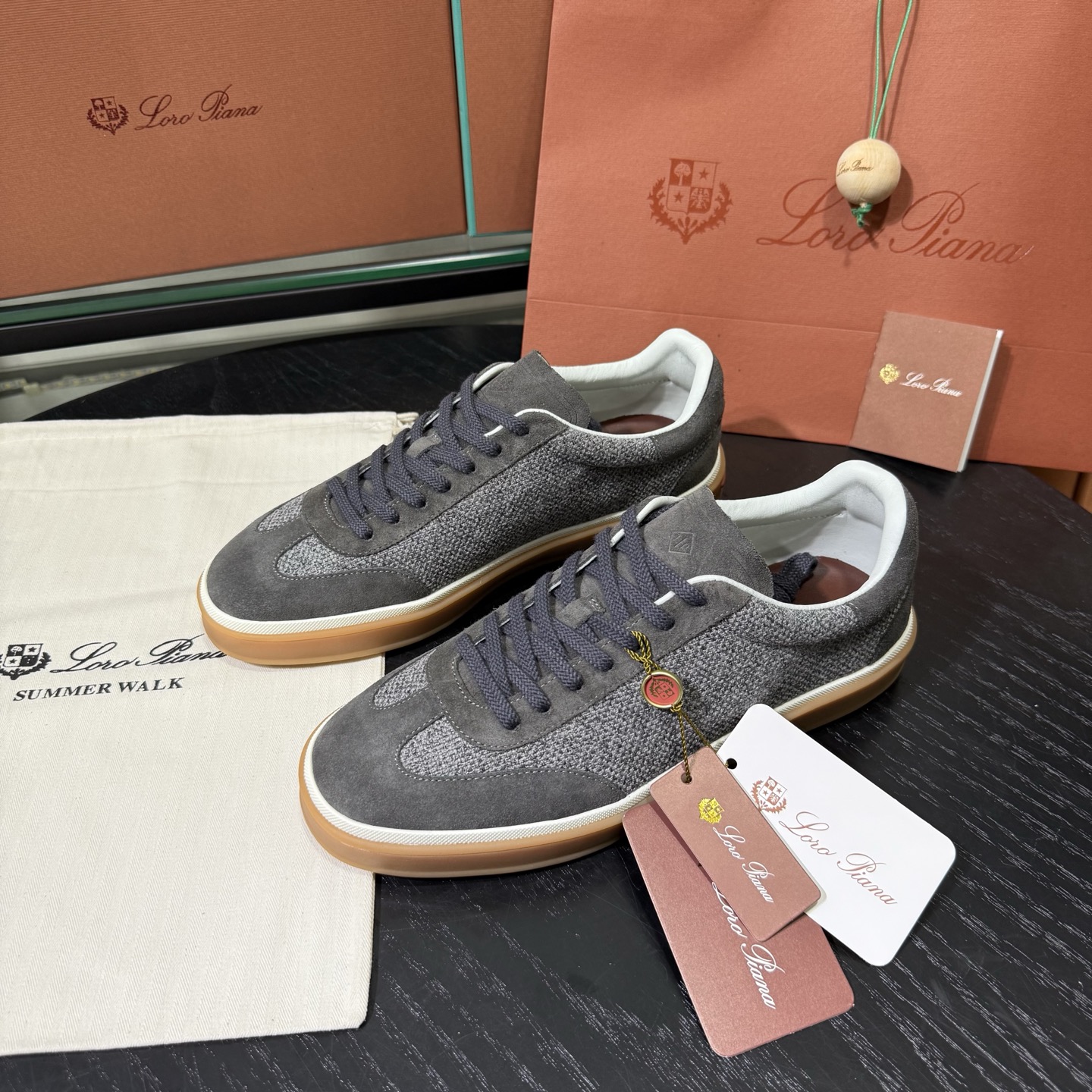Loro Piana 诺悠翩雅Tennis walk系列 LP德训鞋 休闲 运动鞋 板鞋，全套包装高货品质
      一鞋穿四季，解锁「不费力高级」穿搭公式，在追求「少而精」的穿搭时代，一双能跨越场合、经得起时间考验的鞋履，远比十双潮流单品更值得投资。
Loro Piana对材质的挑剔，早已刻在品牌基因里。
作为品牌的隐形标识，鞋舌上的浮雕LP徽标与后跟的Kummel色嵌件低调呼应，既保留了辨识度，又契合了「低调显贵」的穿搭哲学 。经典撞色，瞬间唤醒德训鞋的复古灵魂。
    「踩在云朵上」的脚感，是奢侈品的底气，对高端鞋履而言，舒适从来都是与质感同等重要的核心。
这双麂皮德训鞋的鞋垫暗藏玄机&mdash;&mdash;柔软细腻的小牛皮搭配加厚乳胶，手捏能感受到明显的Q弹感，上脚瞬间仿佛踩在云朵上，长时间行走也毫无负担。
鞋底选用高韧性橡胶材质，经过特殊工艺处理后，既保持了轻盈质感，又强化了防滑抓地力，无论是都市通勤还是户外漫步都稳当安心 。

在快消潮流迭代的当下，Loro Piana用一双麂皮德训鞋诠释了「长久主义」的穿搭美学：它不追逐转瞬即逝的热点，却能用顶级材质、精湛工艺与百搭属性，成为陪伴多年的衣橱主力。
对懂得品质的人来说，好的鞋履从不是炫耀的符号，而是藏在日常里的舒适与体面。
垫脚：头层小牛皮一体成型
Size：女36-40，男38-45，46 可定