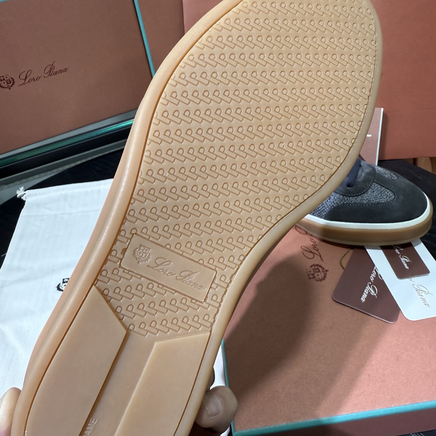 Loro Piana 诺悠翩雅Tennis walk系列 LP德训鞋 休闲 运动鞋 板鞋，全套包装高货品质
      一鞋穿四季，解锁「不费力高级」穿搭公式，在追求「少而精」的穿搭时代，一双能跨越场合、经得起时间考验的鞋履，远比十双潮流单品更值得投资。
Loro Piana对材质的挑剔，早已刻在品牌基因里。
作为品牌的隐形标识，鞋舌上的浮雕LP徽标与后跟的Kummel色嵌件低调呼应，既保留了辨识度，又契合了「低调显贵」的穿搭哲学 。经典撞色，瞬间唤醒德训鞋的复古灵魂。
    「踩在云朵上」的脚感，是奢侈品的底气，对高端鞋履而言，舒适从来都是与质感同等重要的核心。
这双麂皮德训鞋的鞋垫暗藏玄机&mdash;&mdash;柔软细腻的小牛皮搭配加厚乳胶，手捏能感受到明显的Q弹感，上脚瞬间仿佛踩在云朵上，长时间行走也毫无负担。
鞋底选用高韧性橡胶材质，经过特殊工艺处理后，既保持了轻盈质感，又强化了防滑抓地力，无论是都市通勤还是户外漫步都稳当安心 。

在快消潮流迭代的当下，Loro Piana用一双麂皮德训鞋诠释了「长久主义」的穿搭美学：它不追逐转瞬即逝的热点，却能用顶级材质、精湛工艺与百搭属性，成为陪伴多年的衣橱主力。
对懂得品质的人来说，好的鞋履从不是炫耀的符号，而是藏在日常里的舒适与体面。
垫脚：头层小牛皮一体成型
Size：女36-40，男38-45，46 可定