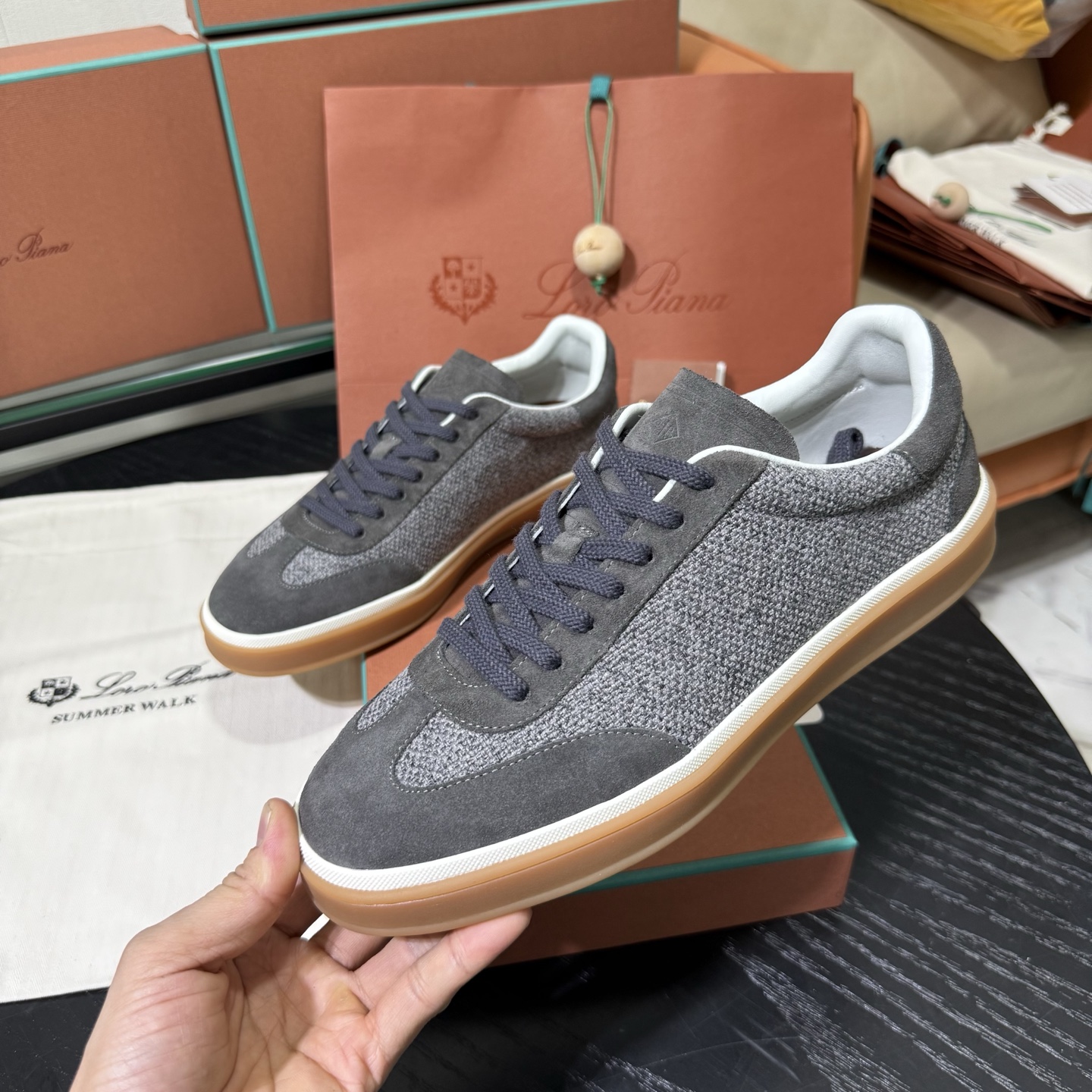 Loro Piana 诺悠翩雅Tennis walk系列 LP德训鞋 休闲 运动鞋 板鞋，全套包装高货品质
      一鞋穿四季，解锁「不费力高级」穿搭公式，在追求「少而精」的穿搭时代，一双能跨越场合、经得起时间考验的鞋履，远比十双潮流单品更值得投资。
Loro Piana对材质的挑剔，早已刻在品牌基因里。
作为品牌的隐形标识，鞋舌上的浮雕LP徽标与后跟的Kummel色嵌件低调呼应，既保留了辨识度，又契合了「低调显贵」的穿搭哲学 。经典撞色，瞬间唤醒德训鞋的复古灵魂。
    「踩在云朵上」的脚感，是奢侈品的底气，对高端鞋履而言，舒适从来都是与质感同等重要的核心。
这双麂皮德训鞋的鞋垫暗藏玄机&mdash;&mdash;柔软细腻的小牛皮搭配加厚乳胶，手捏能感受到明显的Q弹感，上脚瞬间仿佛踩在云朵上，长时间行走也毫无负担。
鞋底选用高韧性橡胶材质，经过特殊工艺处理后，既保持了轻盈质感，又强化了防滑抓地力，无论是都市通勤还是户外漫步都稳当安心 。

在快消潮流迭代的当下，Loro Piana用一双麂皮德训鞋诠释了「长久主义」的穿搭美学：它不追逐转瞬即逝的热点，却能用顶级材质、精湛工艺与百搭属性，成为陪伴多年的衣橱主力。
对懂得品质的人来说，好的鞋履从不是炫耀的符号，而是藏在日常里的舒适与体面。
垫脚：头层小牛皮一体成型
Size：女36-40，男38-45，46 可定