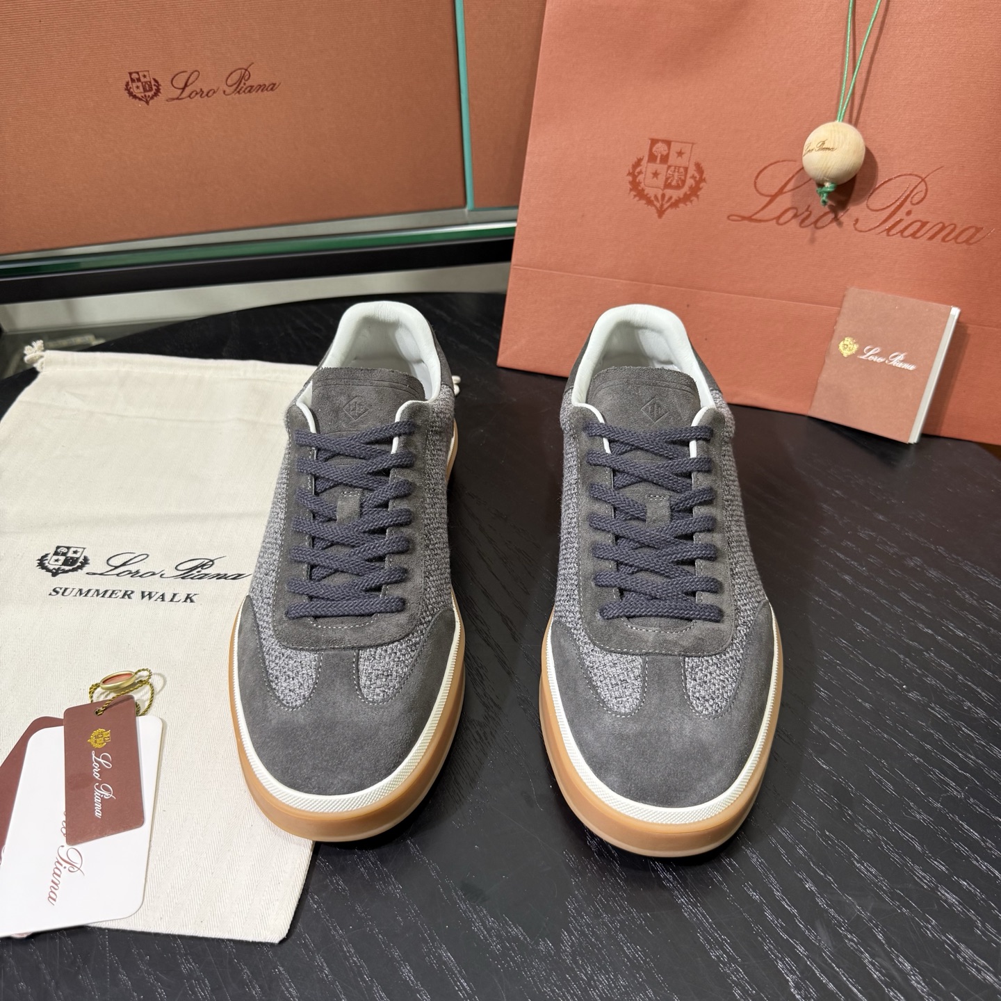 Loro Piana 诺悠翩雅Tennis walk系列 LP德训鞋 休闲 运动鞋 板鞋，全套包装高货品质
      一鞋穿四季，解锁「不费力高级」穿搭公式，在追求「少而精」的穿搭时代，一双能跨越场合、经得起时间考验的鞋履，远比十双潮流单品更值得投资。
Loro Piana对材质的挑剔，早已刻在品牌基因里。
作为品牌的隐形标识，鞋舌上的浮雕LP徽标与后跟的Kummel色嵌件低调呼应，既保留了辨识度，又契合了「低调显贵」的穿搭哲学 。经典撞色，瞬间唤醒德训鞋的复古灵魂。
    「踩在云朵上」的脚感，是奢侈品的底气，对高端鞋履而言，舒适从来都是与质感同等重要的核心。
这双麂皮德训鞋的鞋垫暗藏玄机&mdash;&mdash;柔软细腻的小牛皮搭配加厚乳胶，手捏能感受到明显的Q弹感，上脚瞬间仿佛踩在云朵上，长时间行走也毫无负担。
鞋底选用高韧性橡胶材质，经过特殊工艺处理后，既保持了轻盈质感，又强化了防滑抓地力，无论是都市通勤还是户外漫步都稳当安心 。

在快消潮流迭代的当下，Loro Piana用一双麂皮德训鞋诠释了「长久主义」的穿搭美学：它不追逐转瞬即逝的热点，却能用顶级材质、精湛工艺与百搭属性，成为陪伴多年的衣橱主力。
对懂得品质的人来说，好的鞋履从不是炫耀的符号，而是藏在日常里的舒适与体面。
垫脚：头层小牛皮一体成型
Size：女36-40，男38-45，46 可定