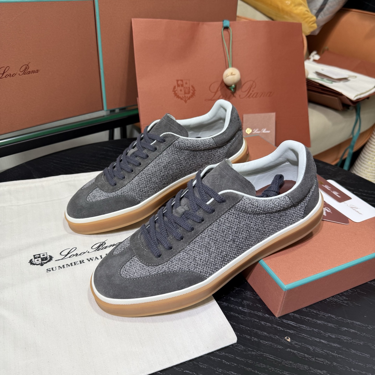 Loro Piana 诺悠翩雅Tennis walk系列 LP德训鞋 休闲 运动鞋 板鞋，全套包装高货品质
      一鞋穿四季，解锁「不费力高级」穿搭公式，在追求「少而精」的穿搭时代，一双能跨越场合、经得起时间考验的鞋履，远比十双潮流单品更值得投资。
Loro Piana对材质的挑剔，早已刻在品牌基因里。
作为品牌的隐形标识，鞋舌上的浮雕LP徽标与后跟的Kummel色嵌件低调呼应，既保留了辨识度，又契合了「低调显贵」的穿搭哲学 。经典撞色，瞬间唤醒德训鞋的复古灵魂。
    「踩在云朵上」的脚感，是奢侈品的底气，对高端鞋履而言，舒适从来都是与质感同等重要的核心。
这双麂皮德训鞋的鞋垫暗藏玄机&mdash;&mdash;柔软细腻的小牛皮搭配加厚乳胶，手捏能感受到明显的Q弹感，上脚瞬间仿佛踩在云朵上，长时间行走也毫无负担。
鞋底选用高韧性橡胶材质，经过特殊工艺处理后，既保持了轻盈质感，又强化了防滑抓地力，无论是都市通勤还是户外漫步都稳当安心 。

在快消潮流迭代的当下，Loro Piana用一双麂皮德训鞋诠释了「长久主义」的穿搭美学：它不追逐转瞬即逝的热点，却能用顶级材质、精湛工艺与百搭属性，成为陪伴多年的衣橱主力。
对懂得品质的人来说，好的鞋履从不是炫耀的符号，而是藏在日常里的舒适与体面。
垫脚：头层小牛皮一体成型
Size：女36-40，男38-45，46 可定