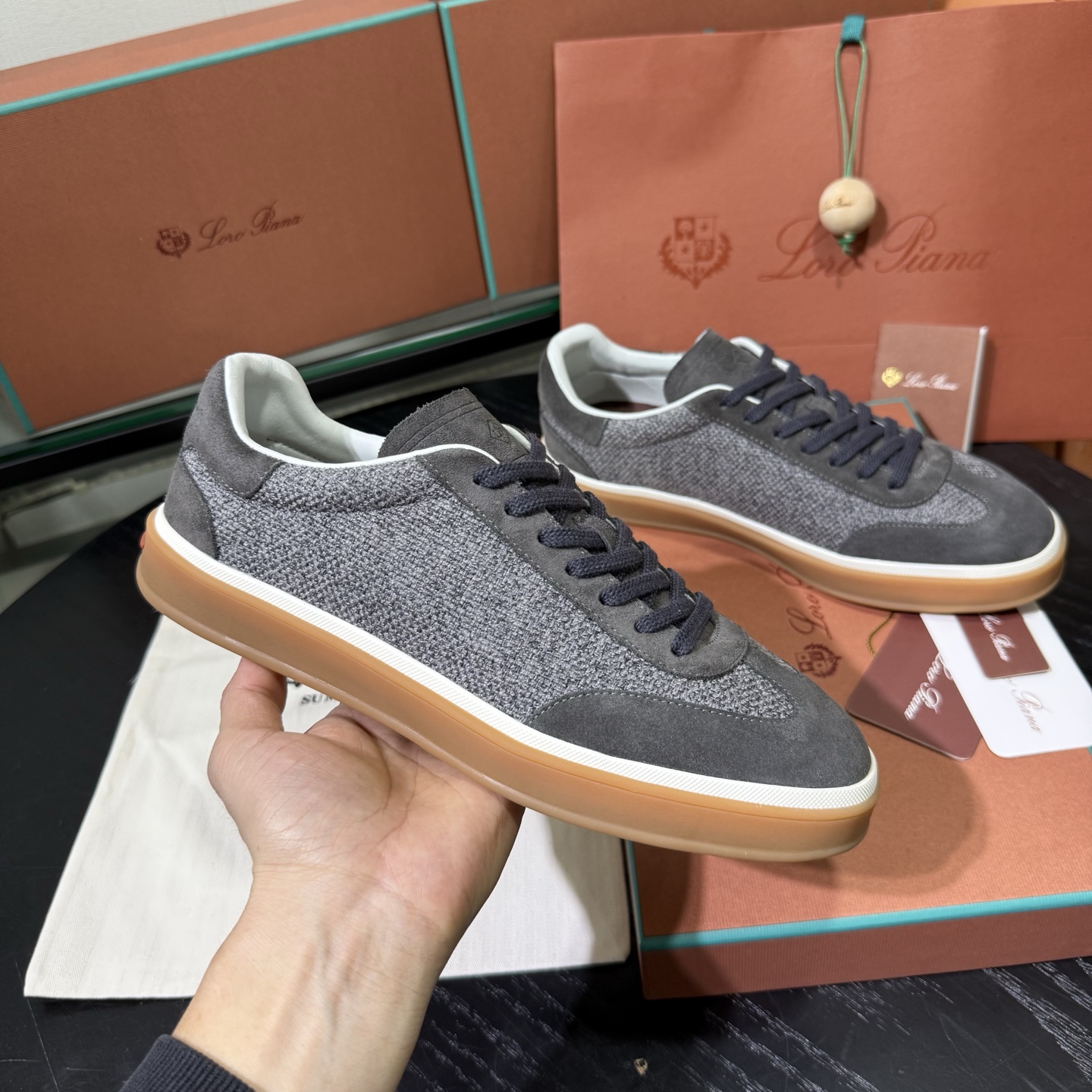 Loro Piana 诺悠翩雅Tennis walk系列 LP德训鞋 休闲 运动鞋 板鞋，全套包装高货品质
      一鞋穿四季，解锁「不费力高级」穿搭公式，在追求「少而精」的穿搭时代，一双能跨越场合、经得起时间考验的鞋履，远比十双潮流单品更值得投资。
Loro Piana对材质的挑剔，早已刻在品牌基因里。
作为品牌的隐形标识，鞋舌上的浮雕LP徽标与后跟的Kummel色嵌件低调呼应，既保留了辨识度，又契合了「低调显贵」的穿搭哲学 。经典撞色，瞬间唤醒德训鞋的复古灵魂。
    「踩在云朵上」的脚感，是奢侈品的底气，对高端鞋履而言，舒适从来都是与质感同等重要的核心。
这双麂皮德训鞋的鞋垫暗藏玄机&mdash;&mdash;柔软细腻的小牛皮搭配加厚乳胶，手捏能感受到明显的Q弹感，上脚瞬间仿佛踩在云朵上，长时间行走也毫无负担。
鞋底选用高韧性橡胶材质，经过特殊工艺处理后，既保持了轻盈质感，又强化了防滑抓地力，无论是都市通勤还是户外漫步都稳当安心 。

在快消潮流迭代的当下，Loro Piana用一双麂皮德训鞋诠释了「长久主义」的穿搭美学：它不追逐转瞬即逝的热点，却能用顶级材质、精湛工艺与百搭属性，成为陪伴多年的衣橱主力。
对懂得品质的人来说，好的鞋履从不是炫耀的符号，而是藏在日常里的舒适与体面。
垫脚：头层小牛皮一体成型
Size：女36-40，男38-45，46 可定
