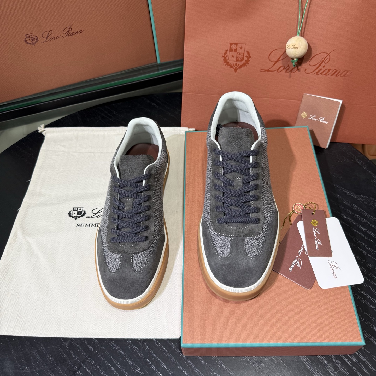 Loro Piana 诺悠翩雅Tennis walk系列 LP德训鞋 休闲 运动鞋 板鞋，全套包装高货品质
      一鞋穿四季，解锁「不费力高级」穿搭公式，在追求「少而精」的穿搭时代，一双能跨越场合、经得起时间考验的鞋履，远比十双潮流单品更值得投资。
Loro Piana对材质的挑剔，早已刻在品牌基因里。
作为品牌的隐形标识，鞋舌上的浮雕LP徽标与后跟的Kummel色嵌件低调呼应，既保留了辨识度，又契合了「低调显贵」的穿搭哲学 。经典撞色，瞬间唤醒德训鞋的复古灵魂。
    「踩在云朵上」的脚感，是奢侈品的底气，对高端鞋履而言，舒适从来都是与质感同等重要的核心。
这双麂皮德训鞋的鞋垫暗藏玄机&mdash;&mdash;柔软细腻的小牛皮搭配加厚乳胶，手捏能感受到明显的Q弹感，上脚瞬间仿佛踩在云朵上，长时间行走也毫无负担。
鞋底选用高韧性橡胶材质，经过特殊工艺处理后，既保持了轻盈质感，又强化了防滑抓地力，无论是都市通勤还是户外漫步都稳当安心 。

在快消潮流迭代的当下，Loro Piana用一双麂皮德训鞋诠释了「长久主义」的穿搭美学：它不追逐转瞬即逝的热点，却能用顶级材质、精湛工艺与百搭属性，成为陪伴多年的衣橱主力。
对懂得品质的人来说，好的鞋履从不是炫耀的符号，而是藏在日常里的舒适与体面。
垫脚：头层小牛皮一体成型
Size：女36-40，男38-45，46 可定