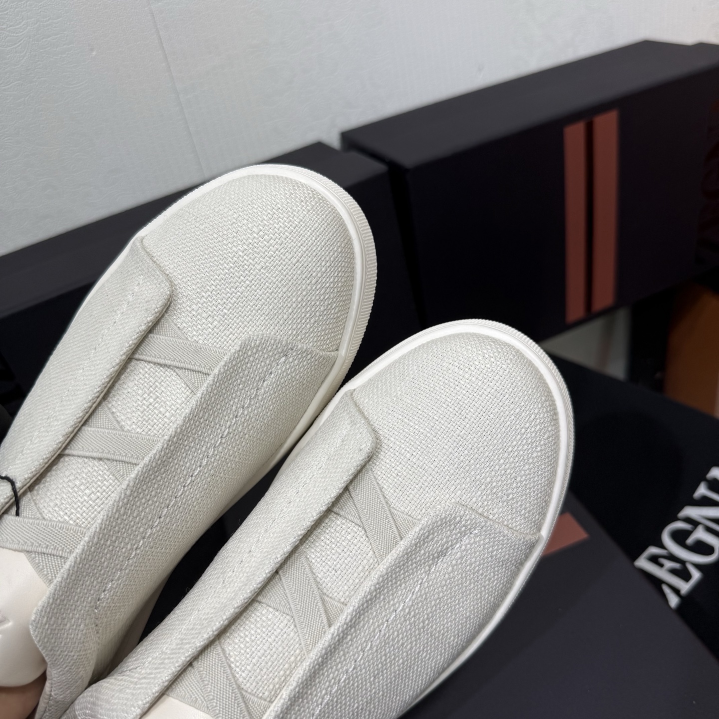 Zegna/杰尼亚 SECONDSKIN Triple Stitch&trade; 休闲运动鞋，帆布系列
这款低帮运动鞋的鞋面光滑柔软。饰以标志性三重交叉松紧细节，致敬品牌精裁夹克的手工缝制工艺。设计轻盈，与白色橡胶鞋底相得益彰，专为快节奏的生活方式打造。这款鞋汲取手套制作灵感，融汇世代工匠经验智慧，选用新西兰顶级小牛皮制作，成就轻盈质地，精致衬里结合非凡韧性。带来独一无二的贴合感。非常轻盈的橡胶外底上点缀双条纹 Logo 运动细节，以超轻结构重新诠释标志性鞋款。领口部位鹿皮面料反车做法，无内裡车中底套楦做法。易穿脱套脚交叉松紧带和 3D&ldquo;波纹&rdquo;设计。鞋舌热压品牌名称。
后跟加贴 TPU 双条纹品牌 Logo 饰条，鞋身空胶做法，周圈加车大底缝线。轻盈的高弹力橡胶外底背面和可拆卸脚床饰 Zegna 标识，为这款运动鞋增添现代动感气息。
皮鞋码数:39/40/41/42/43/44/45/46/47 
专柜包装，现货