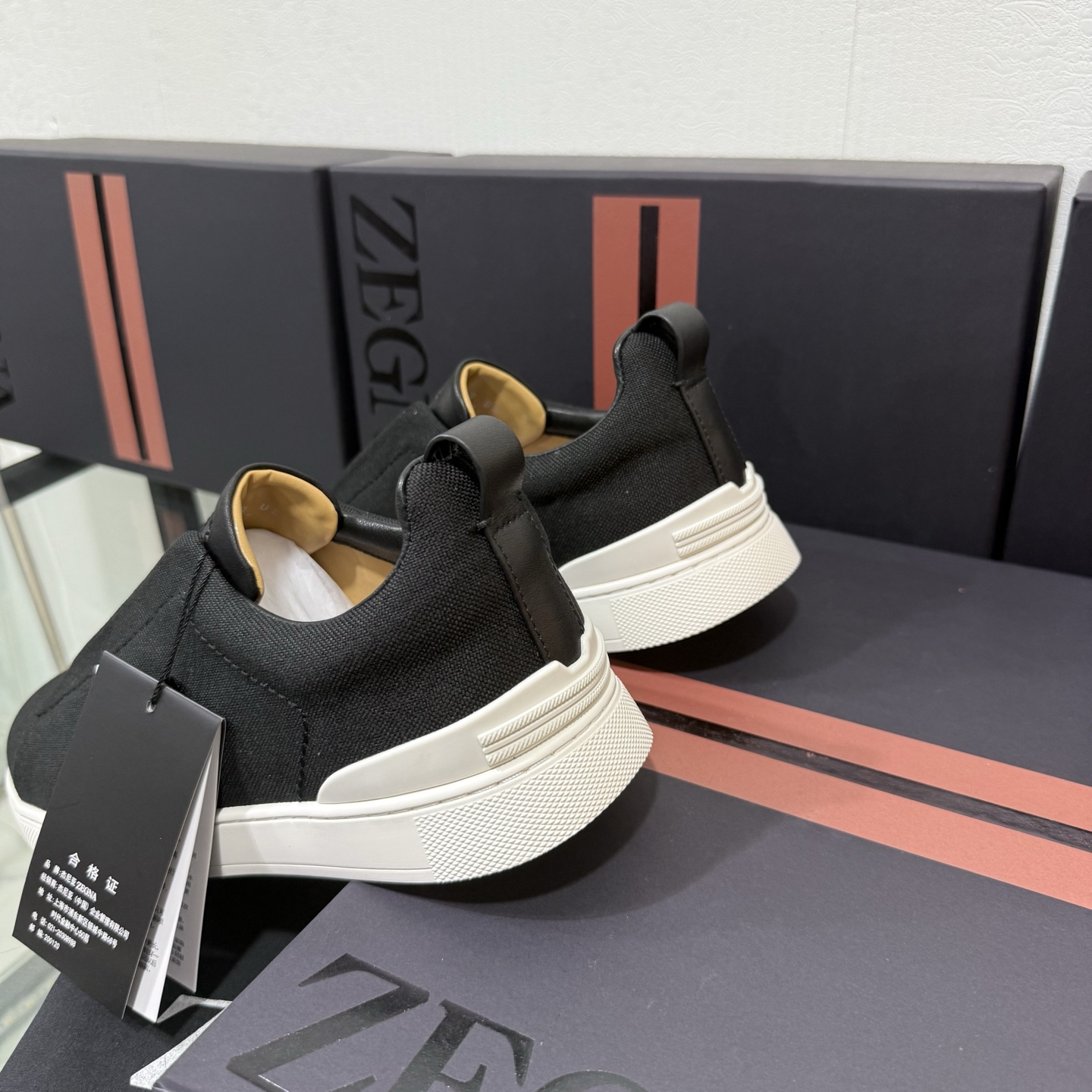 Zegna/杰尼亚 SECONDSKIN Triple Stitch&trade; 休闲运动鞋，帆布系列
这款低帮运动鞋的鞋面光滑柔软。饰以标志性三重交叉松紧细节，致敬品牌精裁夹克的手工缝制工艺。设计轻盈，与白色橡胶鞋底相得益彰，专为快节奏的生活方式打造。这款鞋汲取手套制作灵感，融汇世代工匠经验智慧，选用新西兰顶级小牛皮制作，成就轻盈质地，精致衬里结合非凡韧性。带来独一无二的贴合感。非常轻盈的橡胶外底上点缀双条纹 Logo 运动细节，以超轻结构重新诠释标志性鞋款。领口部位鹿皮面料反车做法，无内裡车中底套楦做法。易穿脱套脚交叉松紧带和 3D&ldquo;波纹&rdquo;设计。鞋舌热压品牌名称。
后跟加贴 TPU 双条纹品牌 Logo 饰条，鞋身空胶做法，周圈加车大底缝线。轻盈的高弹力橡胶外底背面和可拆卸脚床饰 Zegna 标识，为这款运动鞋增添现代动感气息。
皮鞋码数:39/40/41/42/43/44/45/46/47 ，48
专柜包装，现货