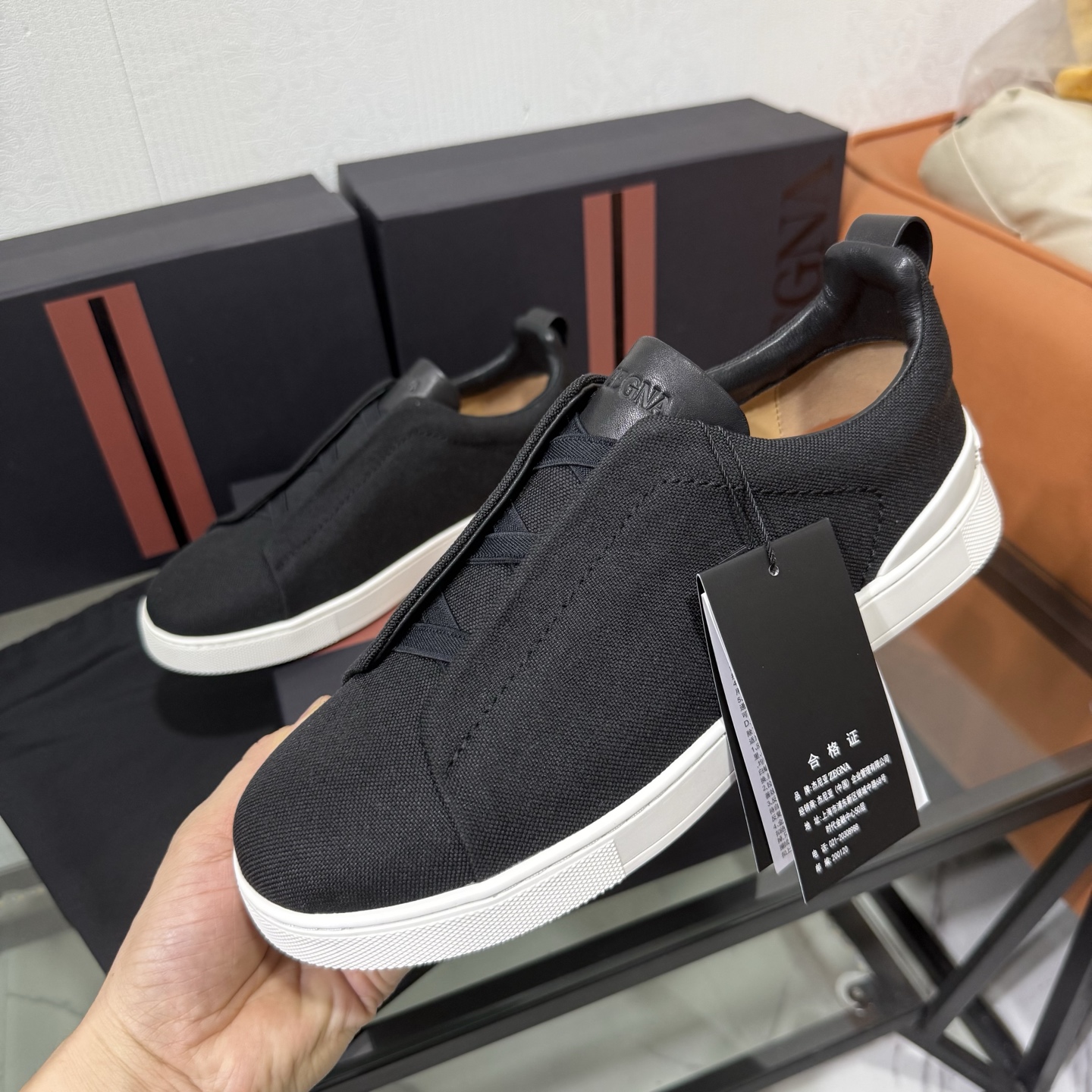 Zegna/杰尼亚 SECONDSKIN Triple Stitch&trade; 休闲运动鞋，帆布系列
这款低帮运动鞋的鞋面光滑柔软。饰以标志性三重交叉松紧细节，致敬品牌精裁夹克的手工缝制工艺。设计轻盈，与白色橡胶鞋底相得益彰，专为快节奏的生活方式打造。这款鞋汲取手套制作灵感，融汇世代工匠经验智慧，选用新西兰顶级小牛皮制作，成就轻盈质地，精致衬里结合非凡韧性。带来独一无二的贴合感。非常轻盈的橡胶外底上点缀双条纹 Logo 运动细节，以超轻结构重新诠释标志性鞋款。领口部位鹿皮面料反车做法，无内裡车中底套楦做法。易穿脱套脚交叉松紧带和 3D&ldquo;波纹&rdquo;设计。鞋舌热压品牌名称。
后跟加贴 TPU 双条纹品牌 Logo 饰条，鞋身空胶做法，周圈加车大底缝线。轻盈的高弹力橡胶外底背面和可拆卸脚床饰 Zegna 标识，为这款运动鞋增添现代动感气息。
皮鞋码数:39/40/41/42/43/44/45/46/47 ，48
专柜包装，现货