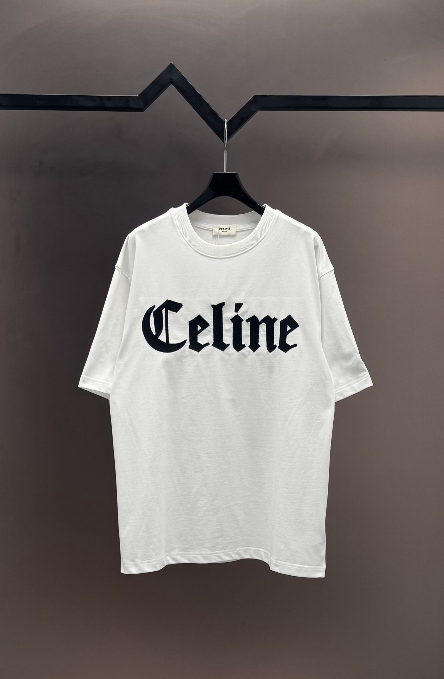 NO:414851,[Original single quality] Brand Selin 25SS latest top double needle car thread embroidery 3D three-dimensional pattern brand elements iconic brand Logo letter embroidery craft short-sleeved T-shirt, highlighting the brand charm. The fabric is made of 320G high-end imported pure cotton double yarn, Xinjiang small cotton is fixedly woven into fabric cloth washing, adding feel and fixing the clothing style. Thread matching 1*1, same cylinder fixed dyeing and matching. Auxiliary materials customized 1:1 washing trademark Craft customization 1:1 top embroidery Color black-white [same style for men and women] Size M-XXL [loose style],,celine,T-shirt,tees,t-shirt,alexander wang19860909[原单品质] 品牌赛琳 25SS最新顶级双针车线刺绣3D立体图案品牌元素标志性品牌Logo字母刺绣工艺短袖T恤,彰显品牌魅力. 面料采用320G 高端进口纯棉双纱,新疆小棉花定织而成面料布匹洗水 添加手感与固定衣服版型.螺纹搭配1*1,同缸定染配套. 辅料定制1:1洗水商标 工艺定制1:1顶级刺绣 颜色黑-白 [男女同款] 尺码M-XXL [宽松版型],,celine,T-shirt,tees，t-shirt,alexander wang,Men's clothing