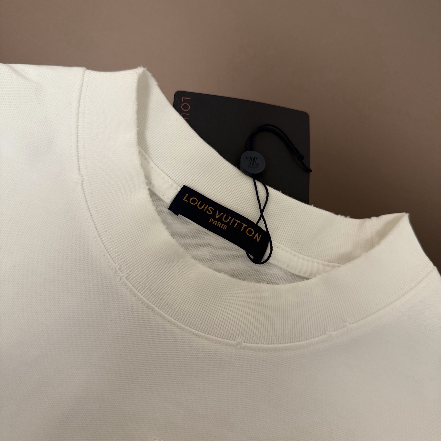 Louis Vuitton 品牌：LV路易威登 25SS最新 Lv贴布刺绣工艺短袖T恤，品牌元素标志性刺绣Logo 彰显品牌魅力