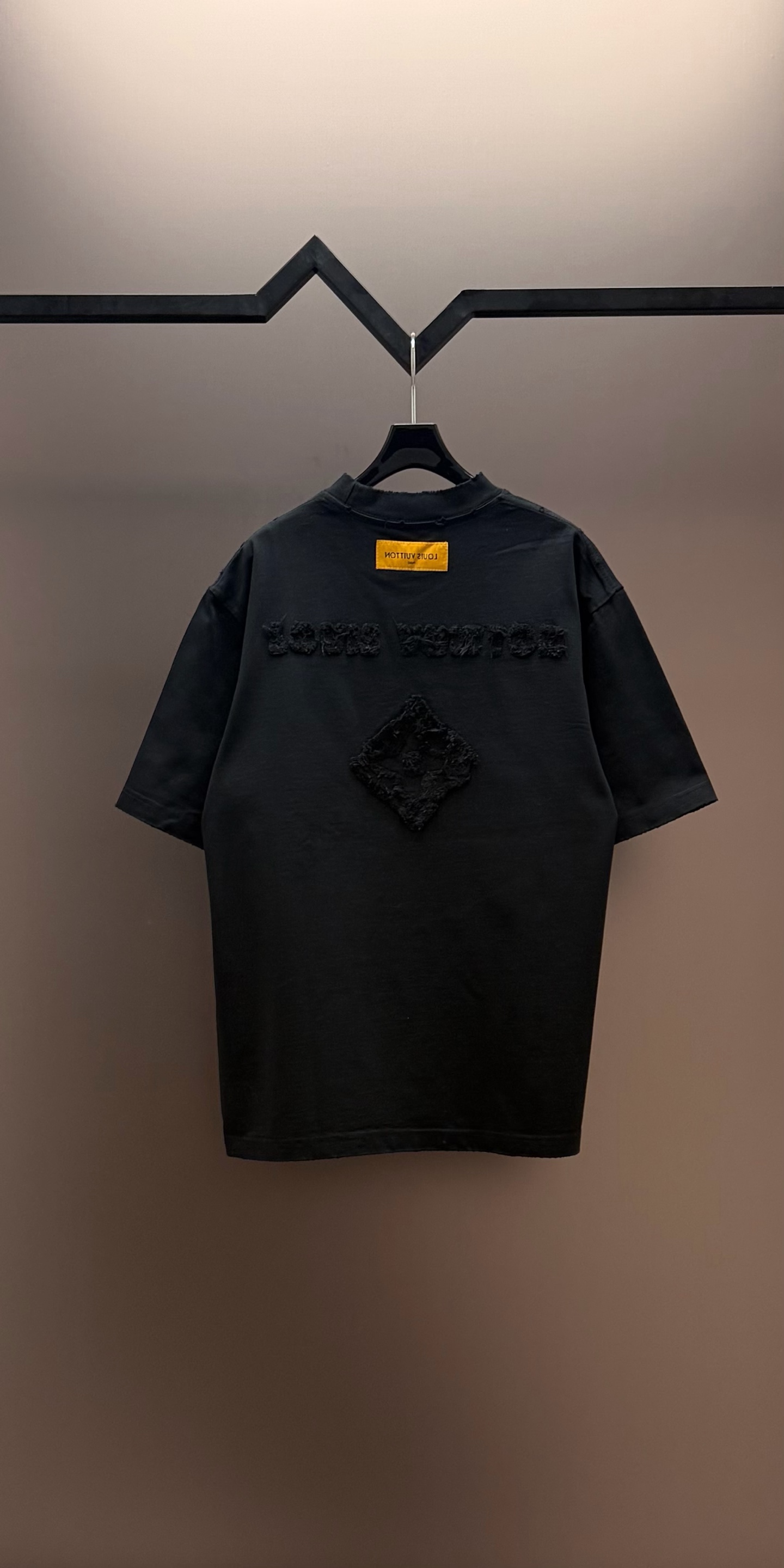 Louis Vuitton 品牌：LV路易威登 25SS最新 Lv贴布刺绣工艺短袖T恤，品牌元素标志性刺绣Logo 彰显品牌魅力