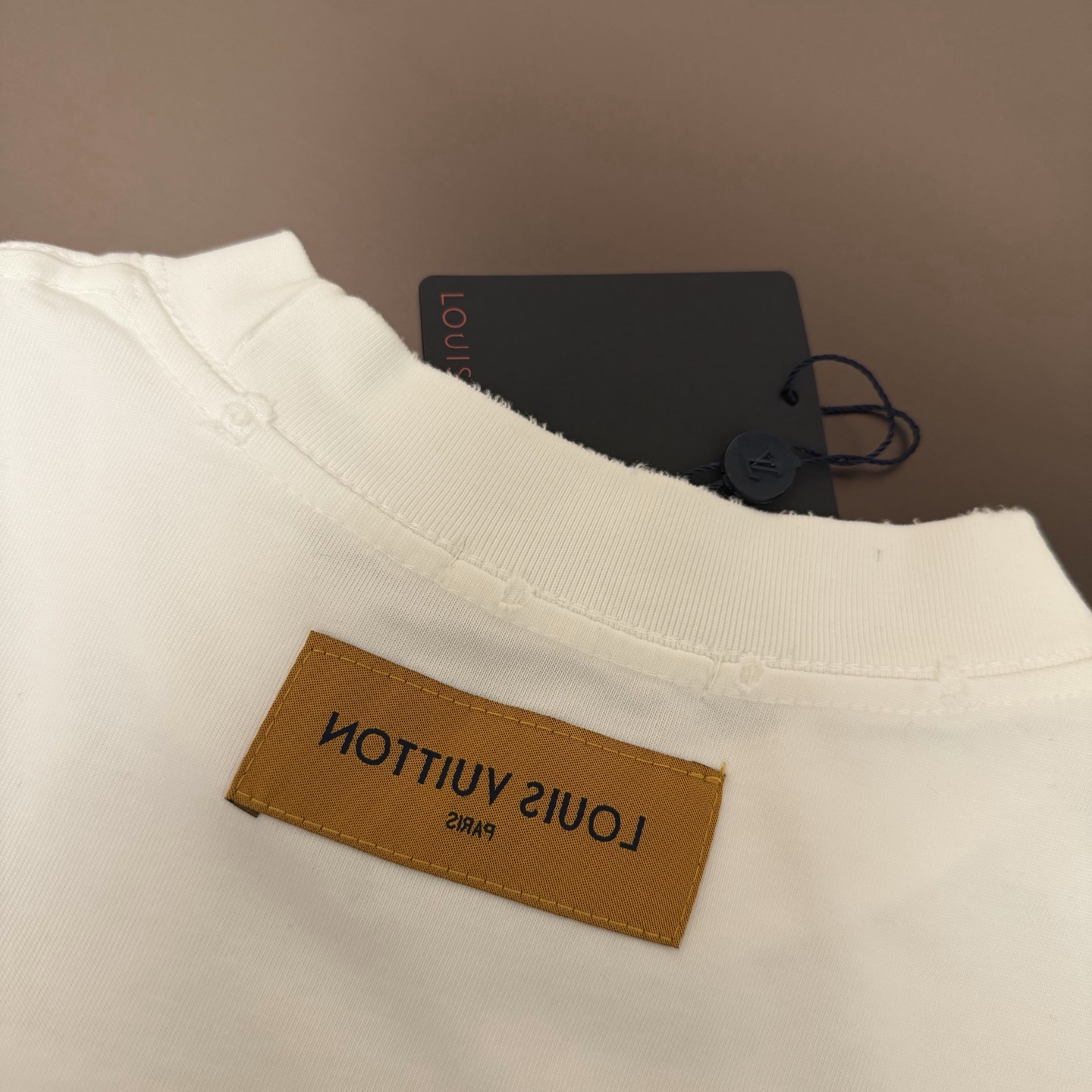 Louis Vuitton 品牌：LV路易威登 25SS最新 Lv贴布刺绣工艺短袖T恤，品牌元素标志性刺绣Logo 彰显品牌魅力