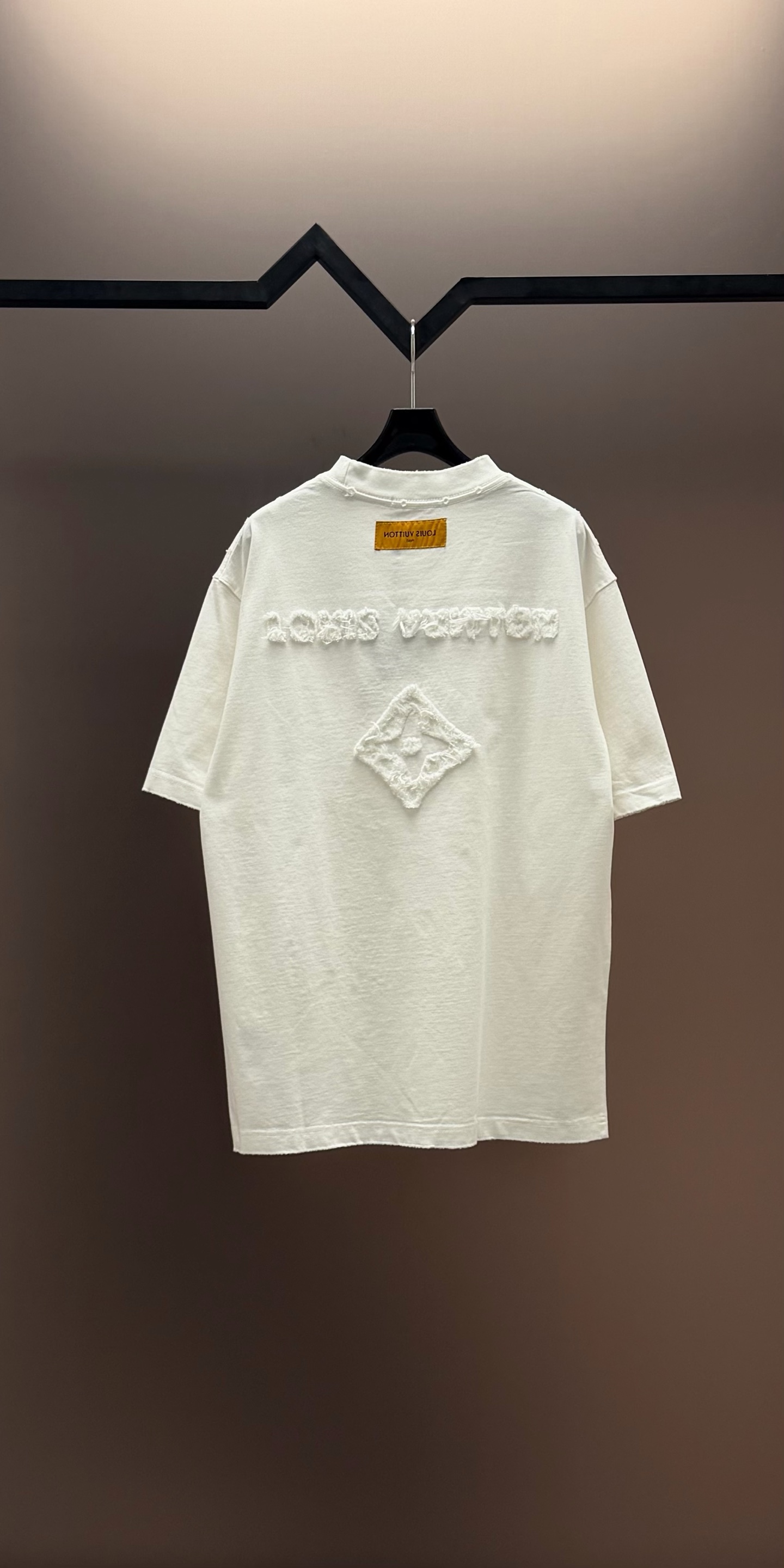 Louis Vuitton 品牌：LV路易威登 25SS最新 Lv贴布刺绣工艺短袖T恤，品牌元素标志性刺绣Logo 彰显品牌魅力