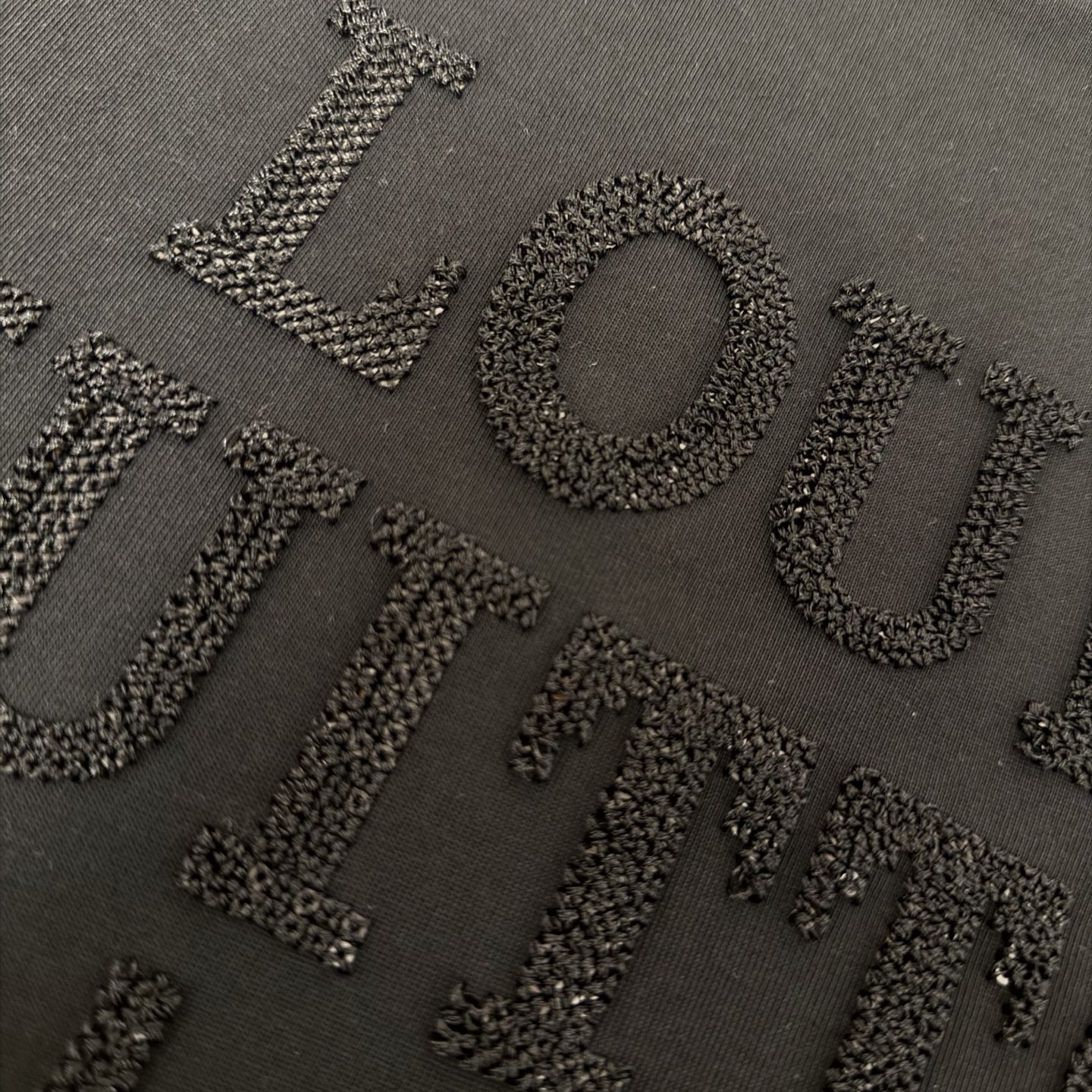 Louis Vuitton 品牌：LV路易威登 25SS最新 Lv 刺绣珠片微章工艺短袖T恤，品牌元素标志性珠片刺绣Logo 彰显品牌魅力