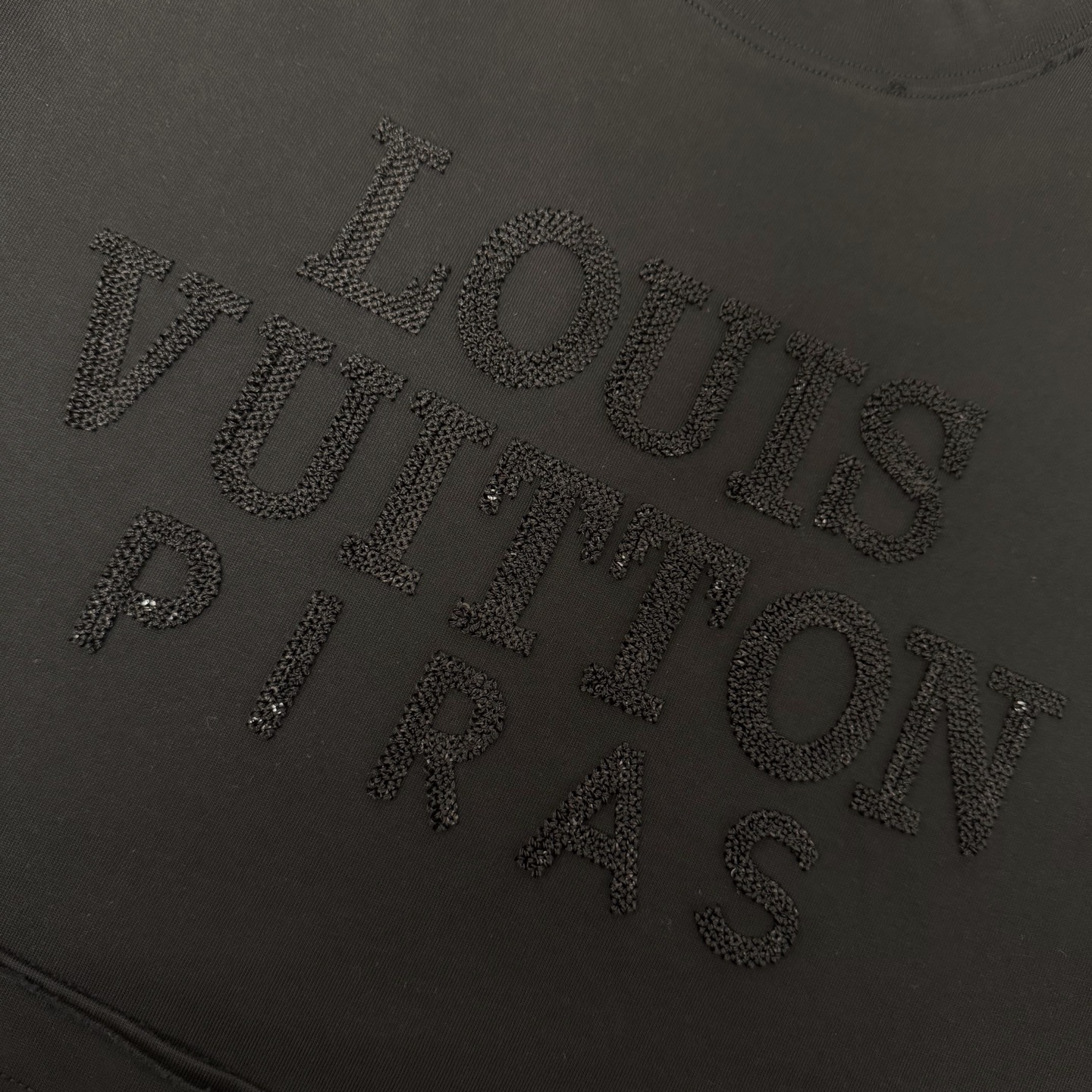 Louis Vuitton 品牌：LV路易威登 25SS最新 Lv 刺绣珠片微章工艺短袖T恤，品牌元素标志性珠片刺绣Logo 彰显品牌魅力