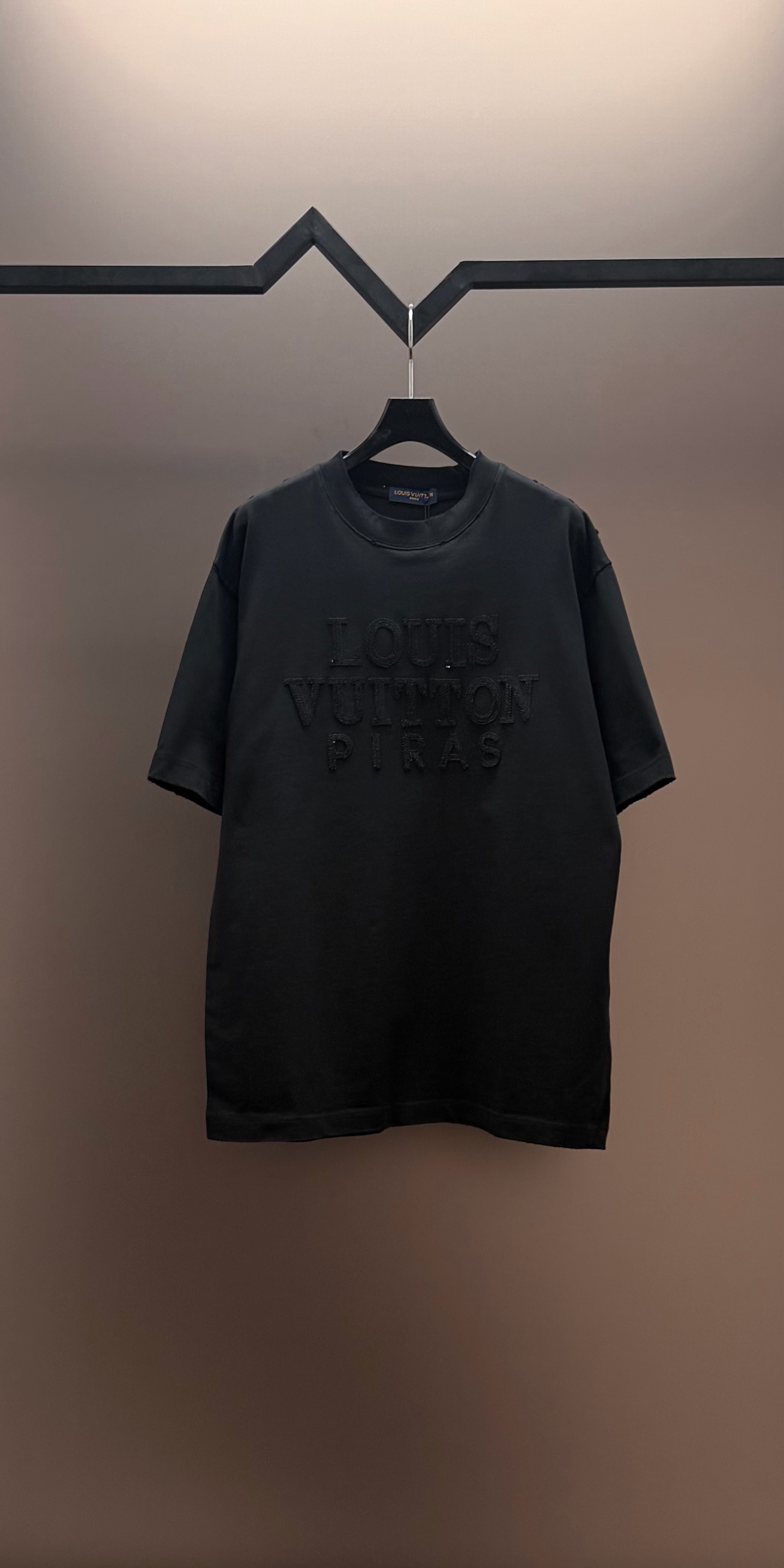 Louis Vuitton 品牌：LV路易威登 25SS最新 Lv 刺绣珠片微章工艺短袖T恤，品牌元素标志性珠片刺绣Logo 彰显品牌魅力