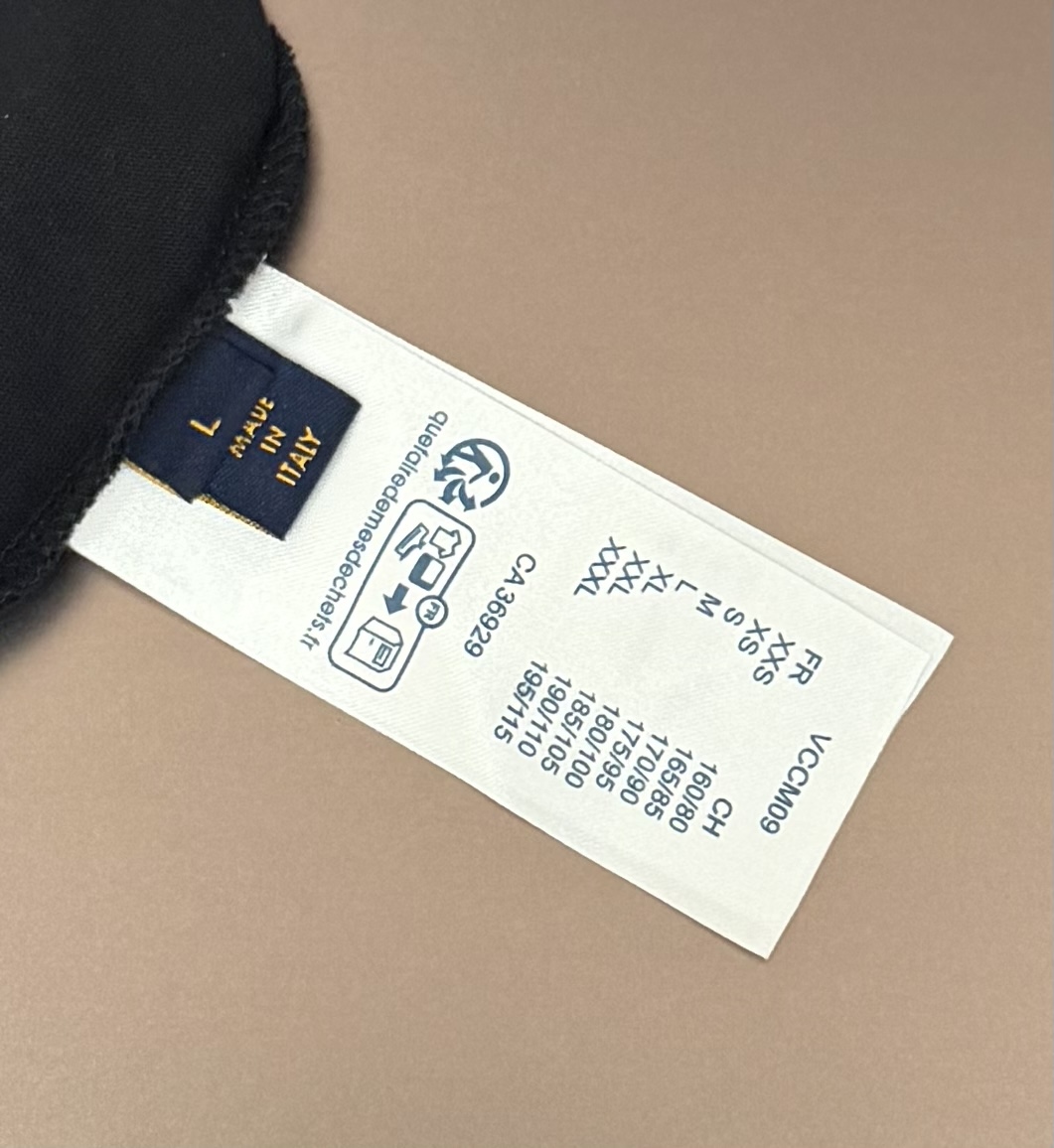 Louis Vuitton 品牌：LV路易威登 25SS最新 Lv 刺绣珠片微章工艺短袖T恤，品牌元素标志性珠片刺绣Logo 彰显品牌魅力