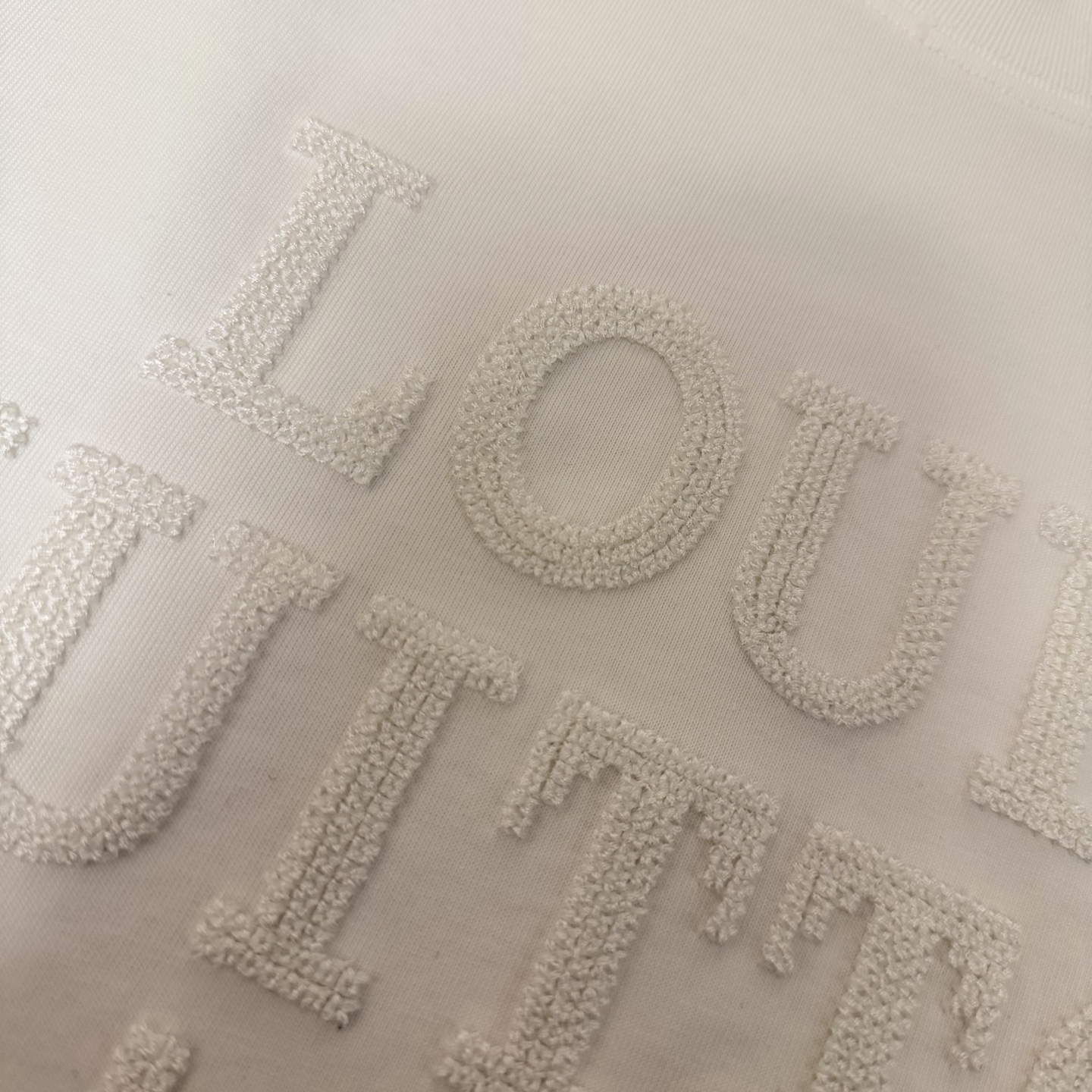 Louis Vuitton 品牌：LV路易威登 25SS最新 Lv 刺绣珠片微章工艺短袖T恤，品牌元素标志性珠片刺绣Logo 彰显品牌魅力