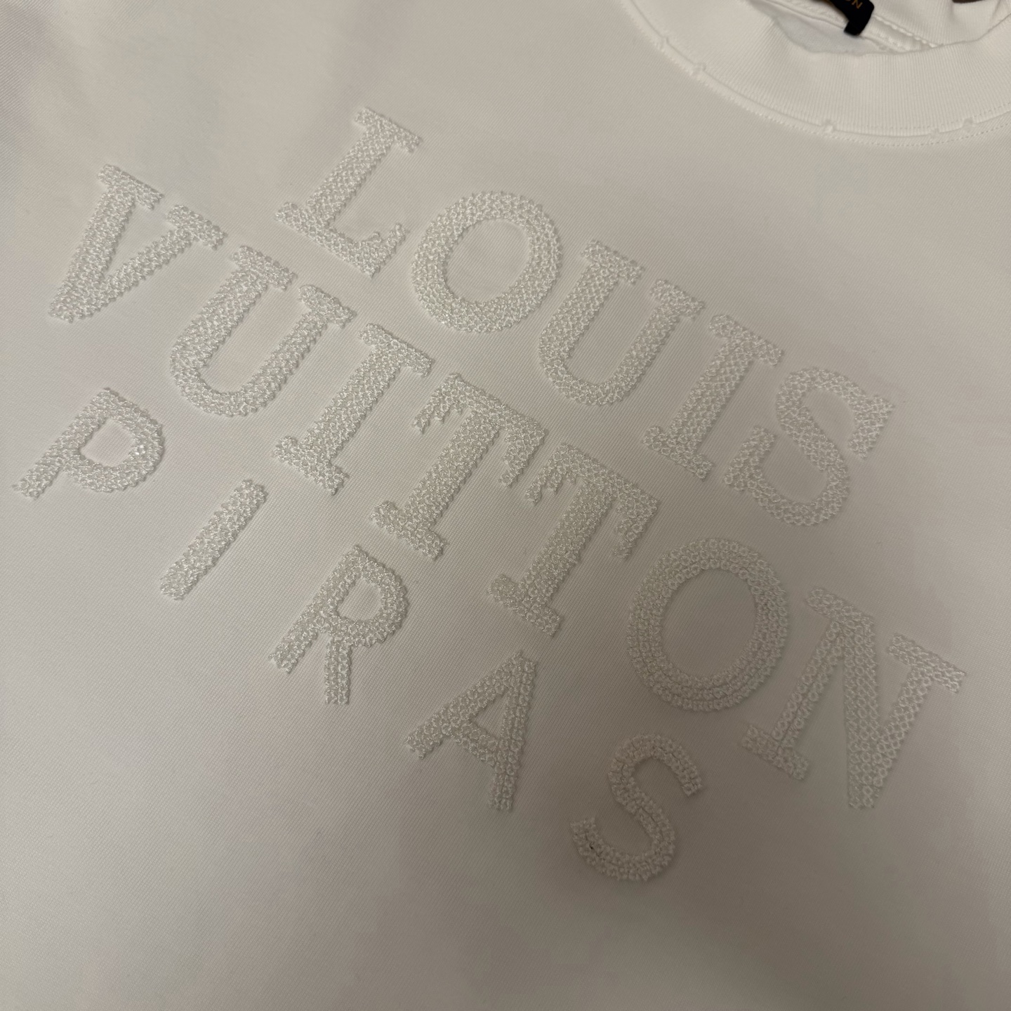 Louis Vuitton 品牌：LV路易威登 25SS最新 Lv 刺绣珠片微章工艺短袖T恤，品牌元素标志性珠片刺绣Logo 彰显品牌魅力