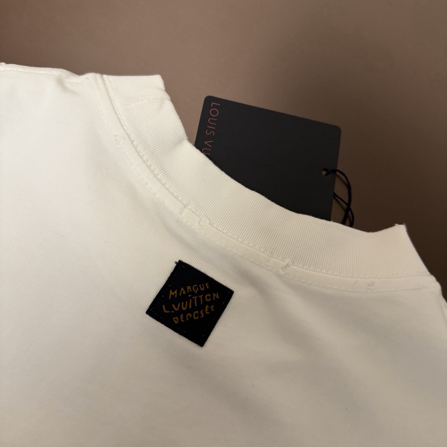 Louis Vuitton 品牌：LV路易威登 25SS最新 Lv 刺绣珠片微章工艺短袖T恤，品牌元素标志性珠片刺绣Logo 彰显品牌魅力