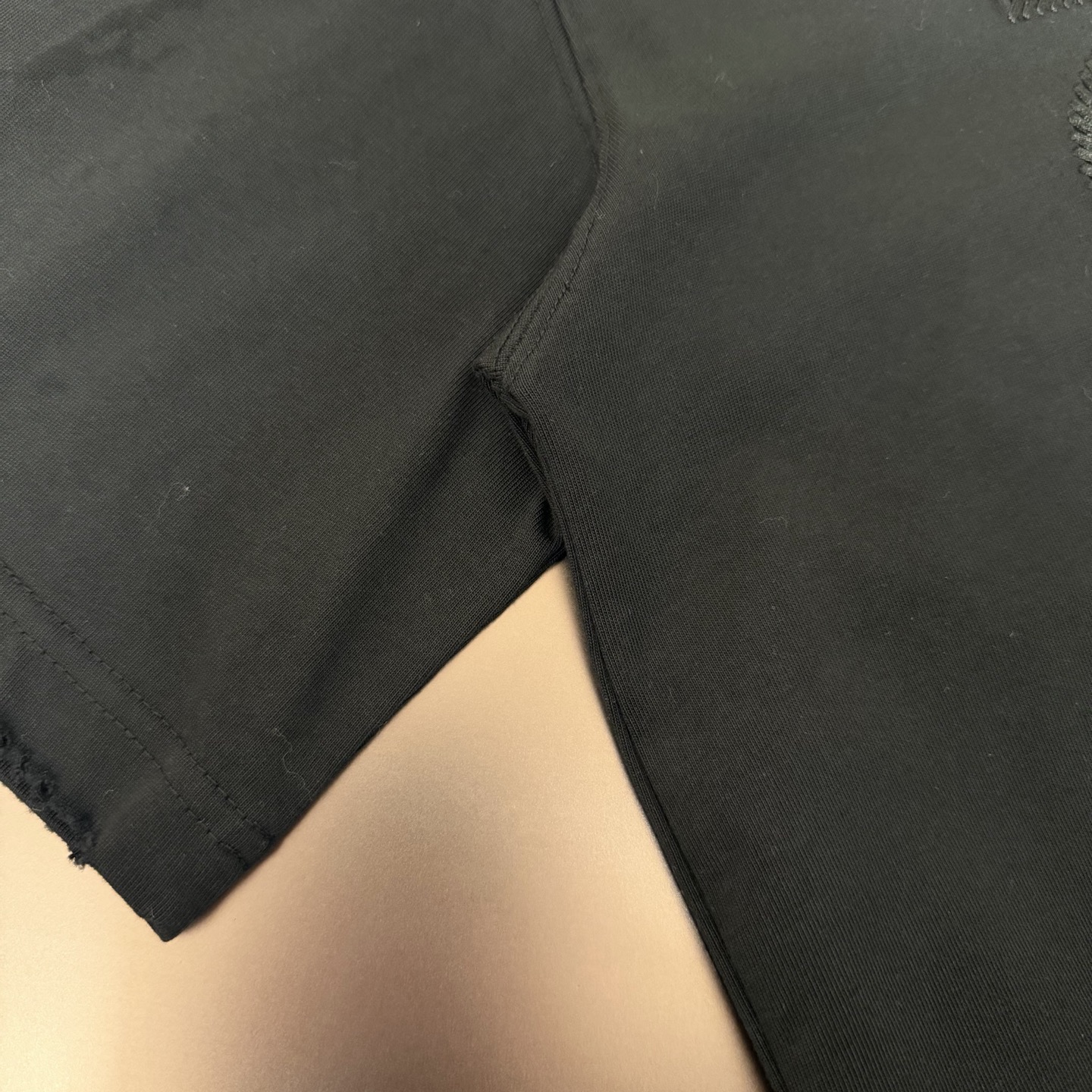 Loewe 品牌：罗意威 25SS最新 刺绣LOEWE品牌元素标志性真空绣大Logo绣花工艺短袖T恤，彰显品牌魅力