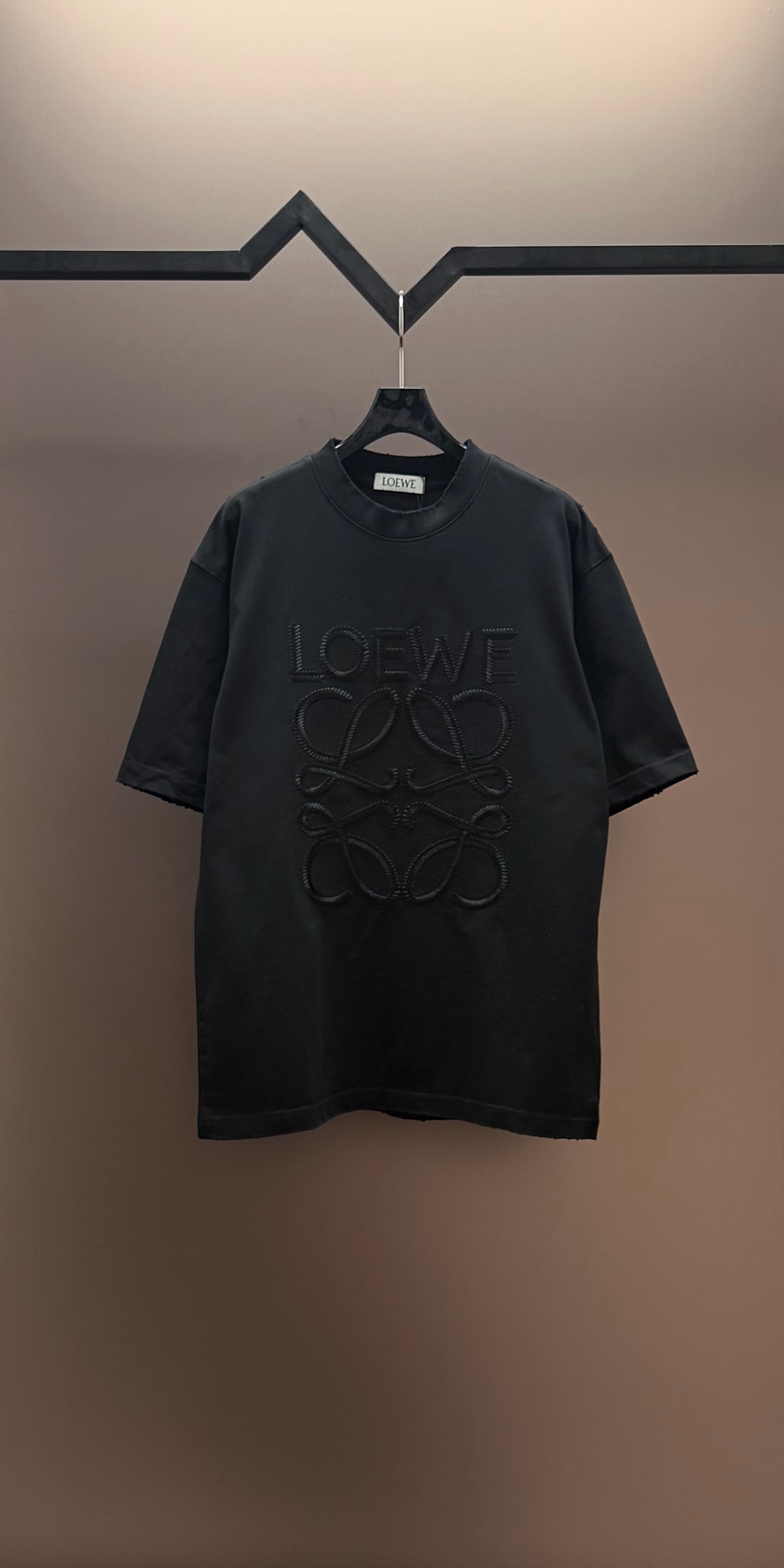 Loewe 品牌：罗意威 25SS最新 刺绣LOEWE品牌元素标志性真空绣大Logo绣花工艺短袖T恤，彰显品牌魅力