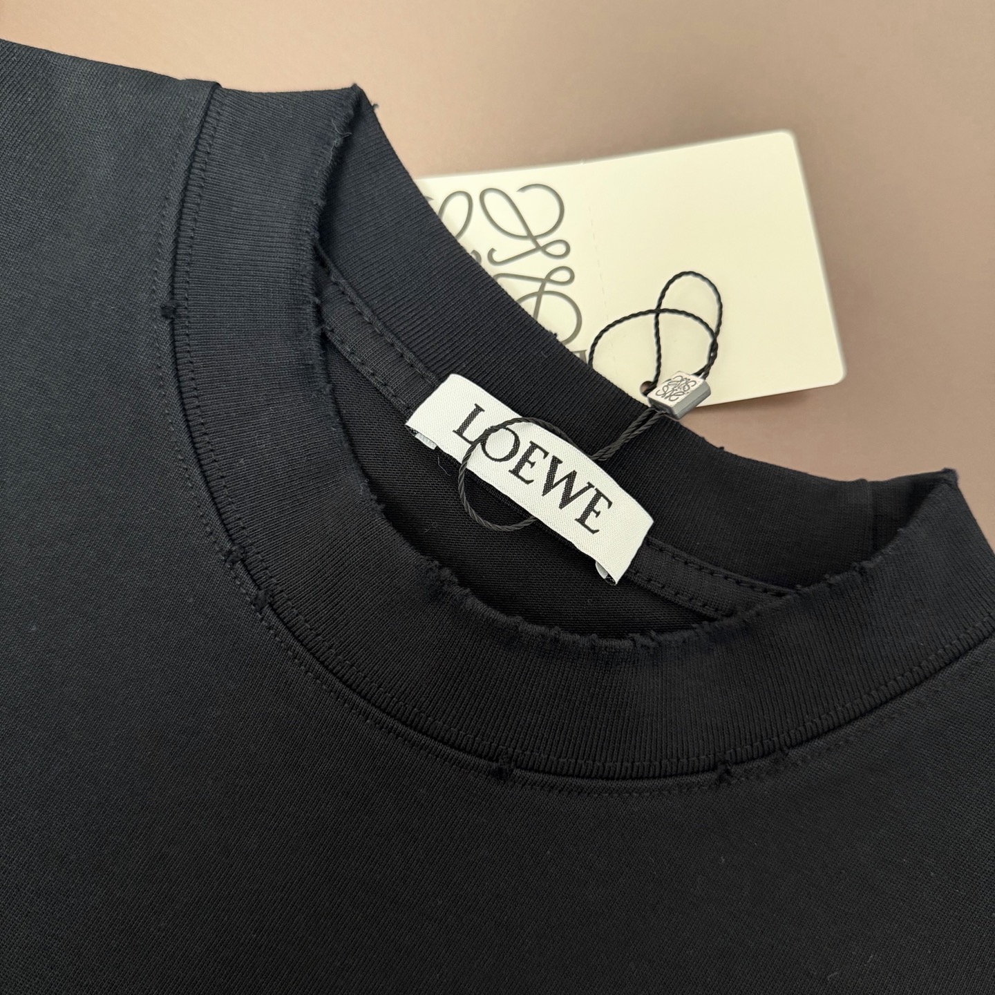 Loewe 品牌：罗意威 25SS最新 刺绣LOEWE品牌元素标志性真空绣大Logo绣花工艺短袖T恤，彰显品牌魅力