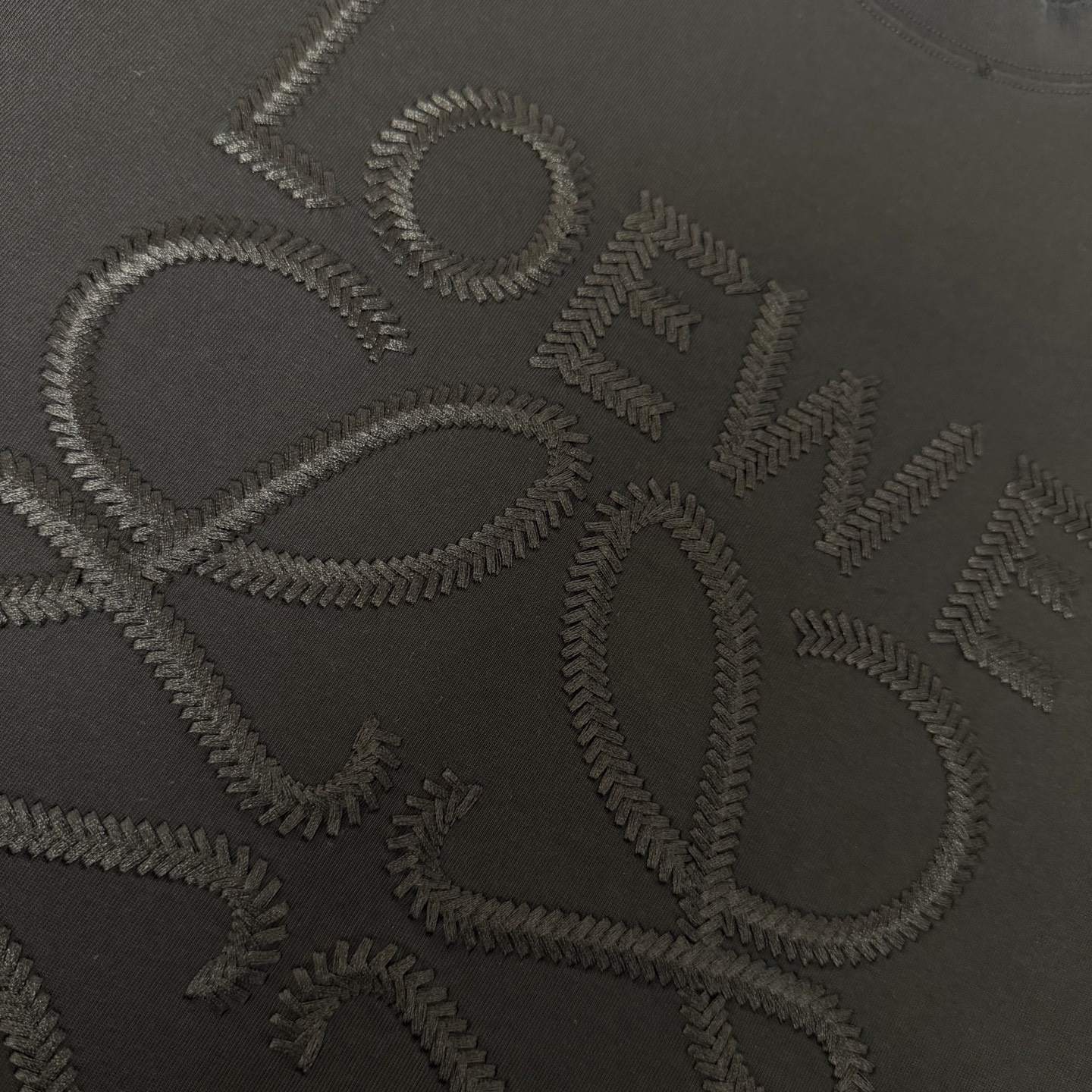 Loewe 品牌：罗意威 25SS最新 刺绣LOEWE品牌元素标志性真空绣大Logo绣花工艺短袖T恤，彰显品牌魅力