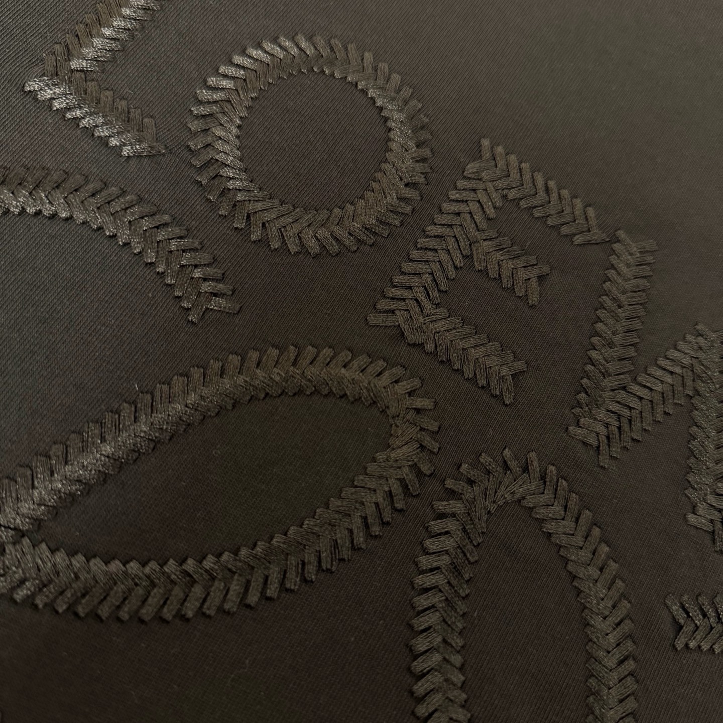 Loewe 品牌：罗意威 25SS最新 刺绣LOEWE品牌元素标志性真空绣大Logo绣花工艺短袖T恤，彰显品牌魅力