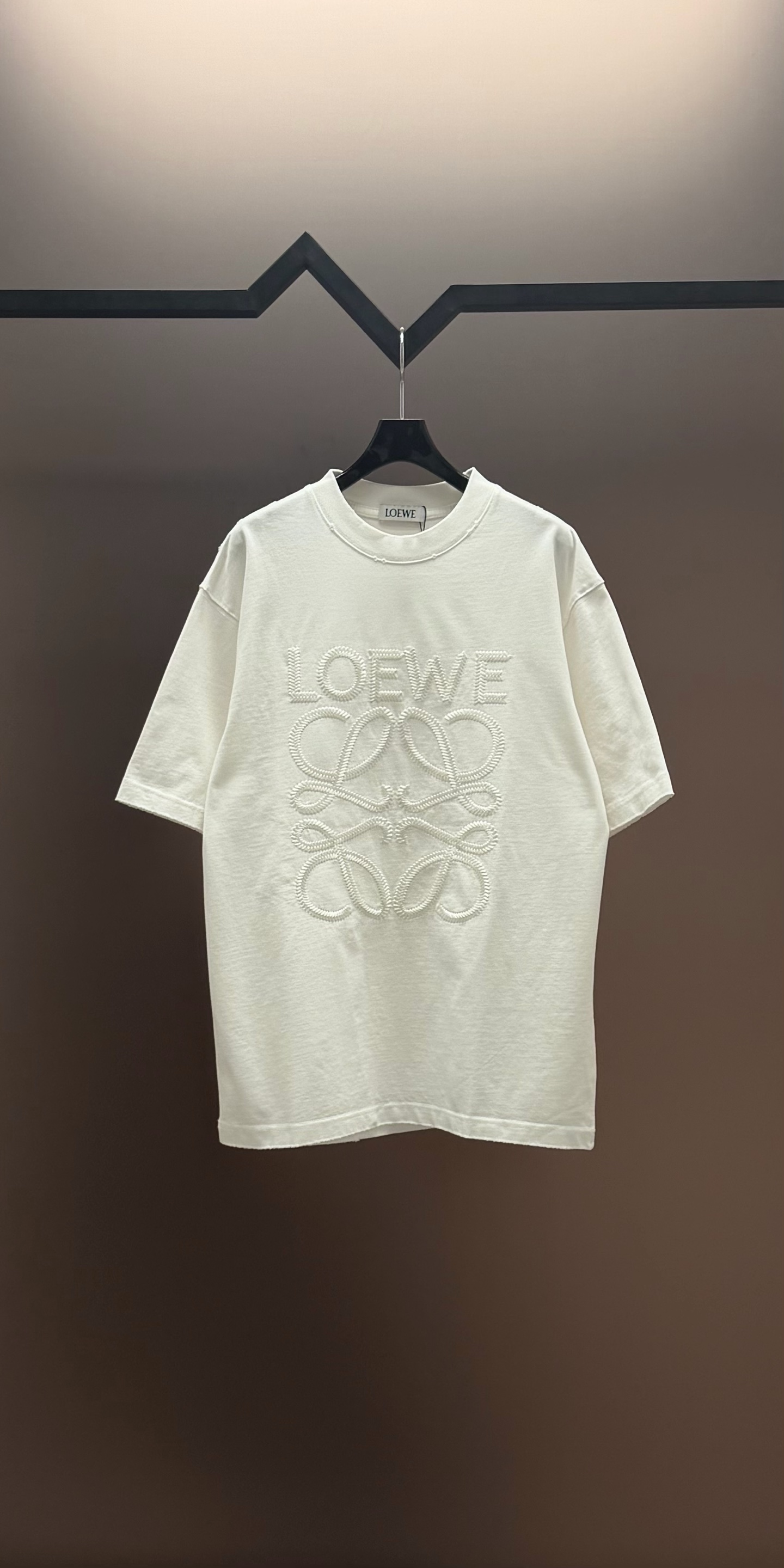 Loewe 品牌：罗意威 25SS最新 刺绣LOEWE品牌元素标志性真空绣大Logo绣花工艺短袖T恤，彰显品牌魅力