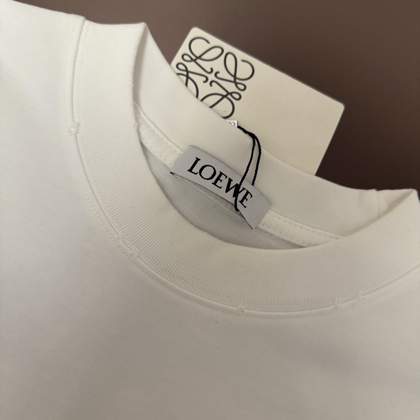 Loewe 品牌：罗意威 25SS最新 刺绣LOEWE品牌元素标志性真空绣大Logo绣花工艺短袖T恤，彰显品牌魅力