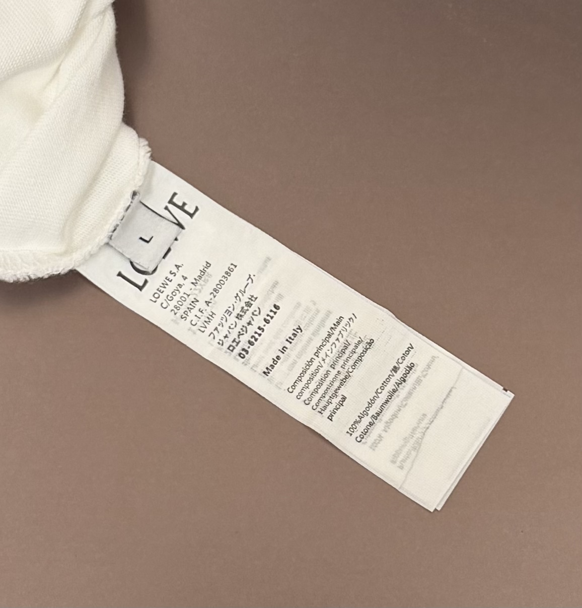 Loewe 品牌：罗意威 25SS最新 刺绣LOEWE品牌元素标志性真空绣大Logo绣花工艺短袖T恤，彰显品牌魅力
